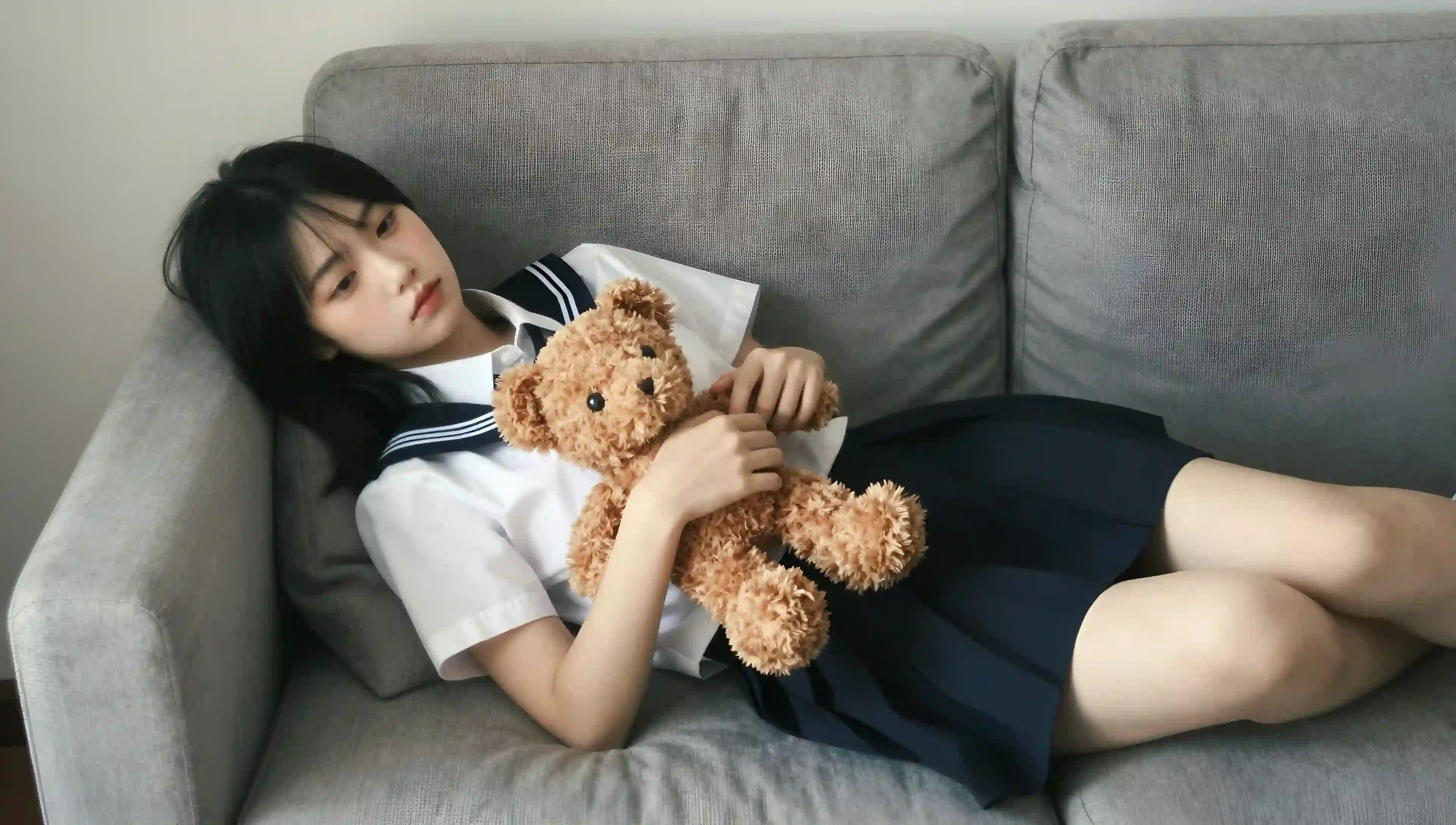 女孩 校服 泰迪熊 沙发 室内 壁纸