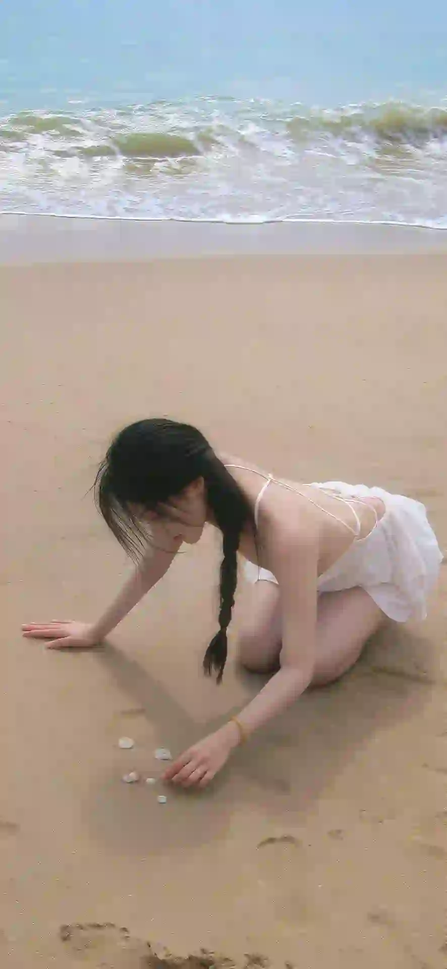 长发美女 白色裙子 吊带 户外 沙滩 贝壳 