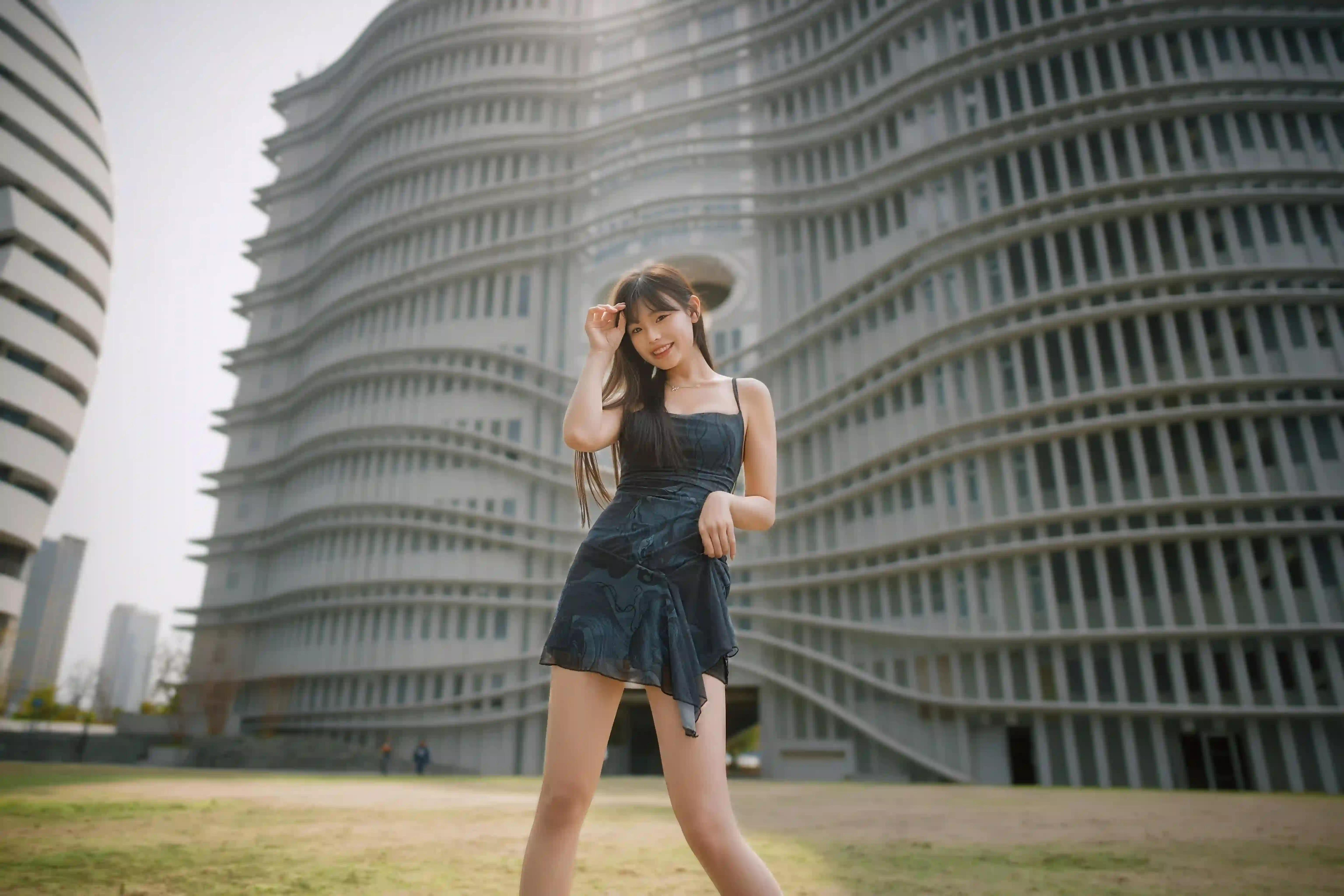 长发美女 户外写真 吊带穿搭 高楼