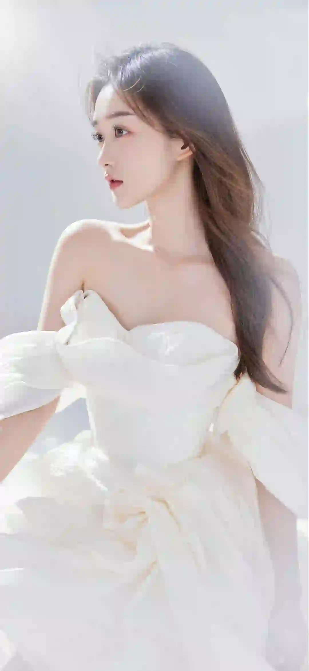 美女明星 何泓姗 清纯美女 白色抹胸长裙