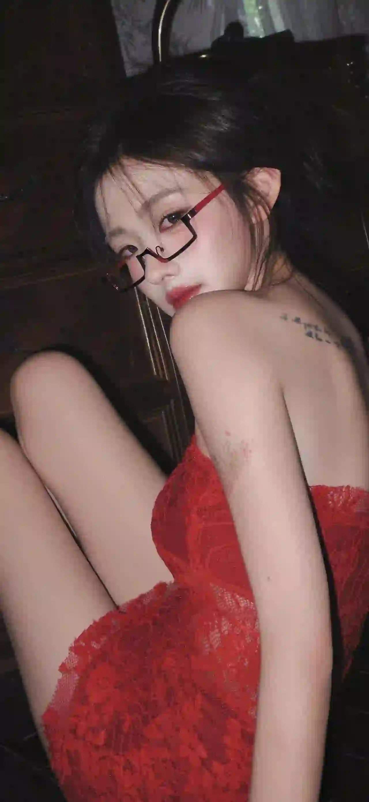 红色长裙 抹胸穿搭 眼镜