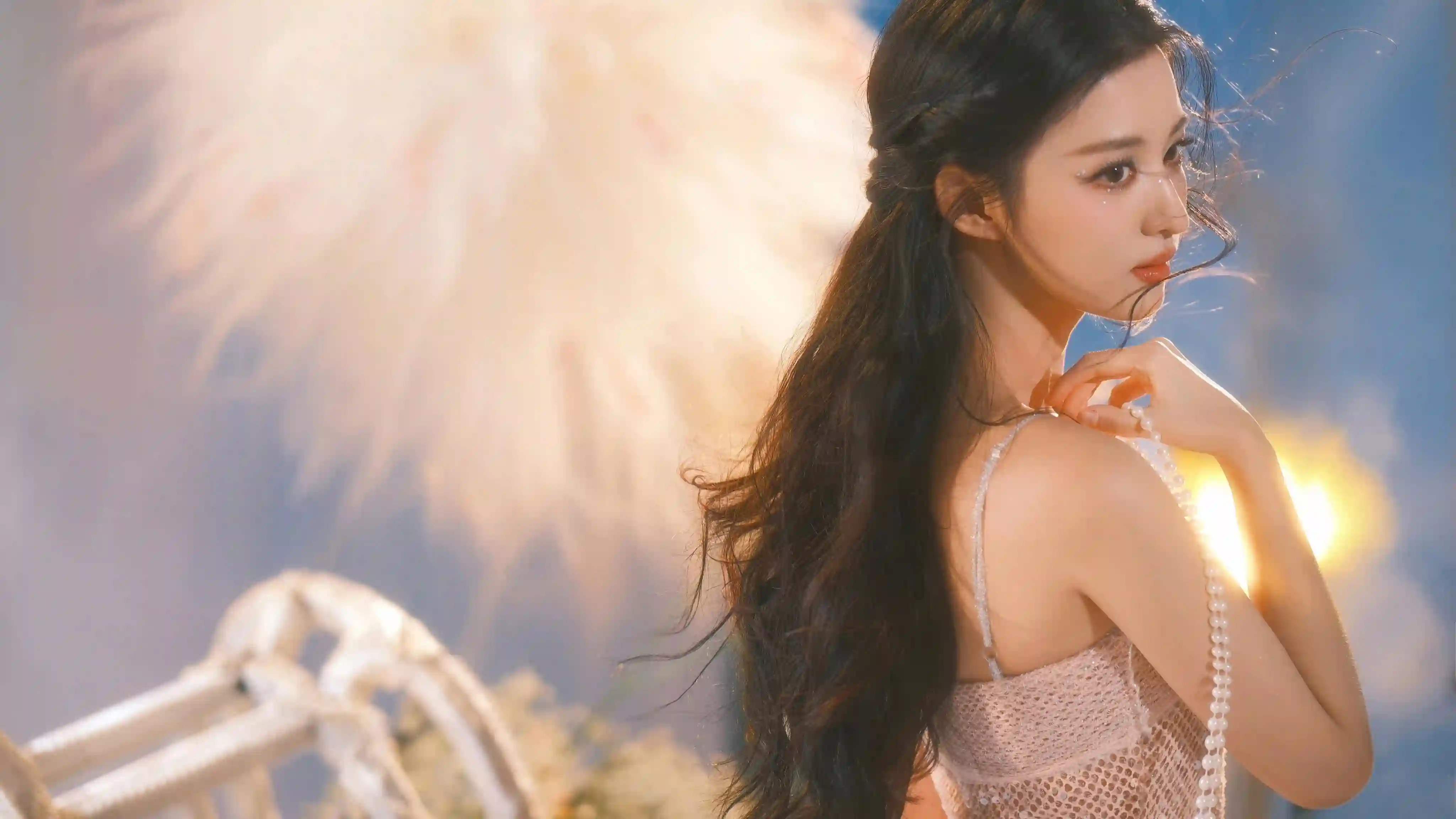 王楚然 侧颜 长发美女 明星美女 吊带裙