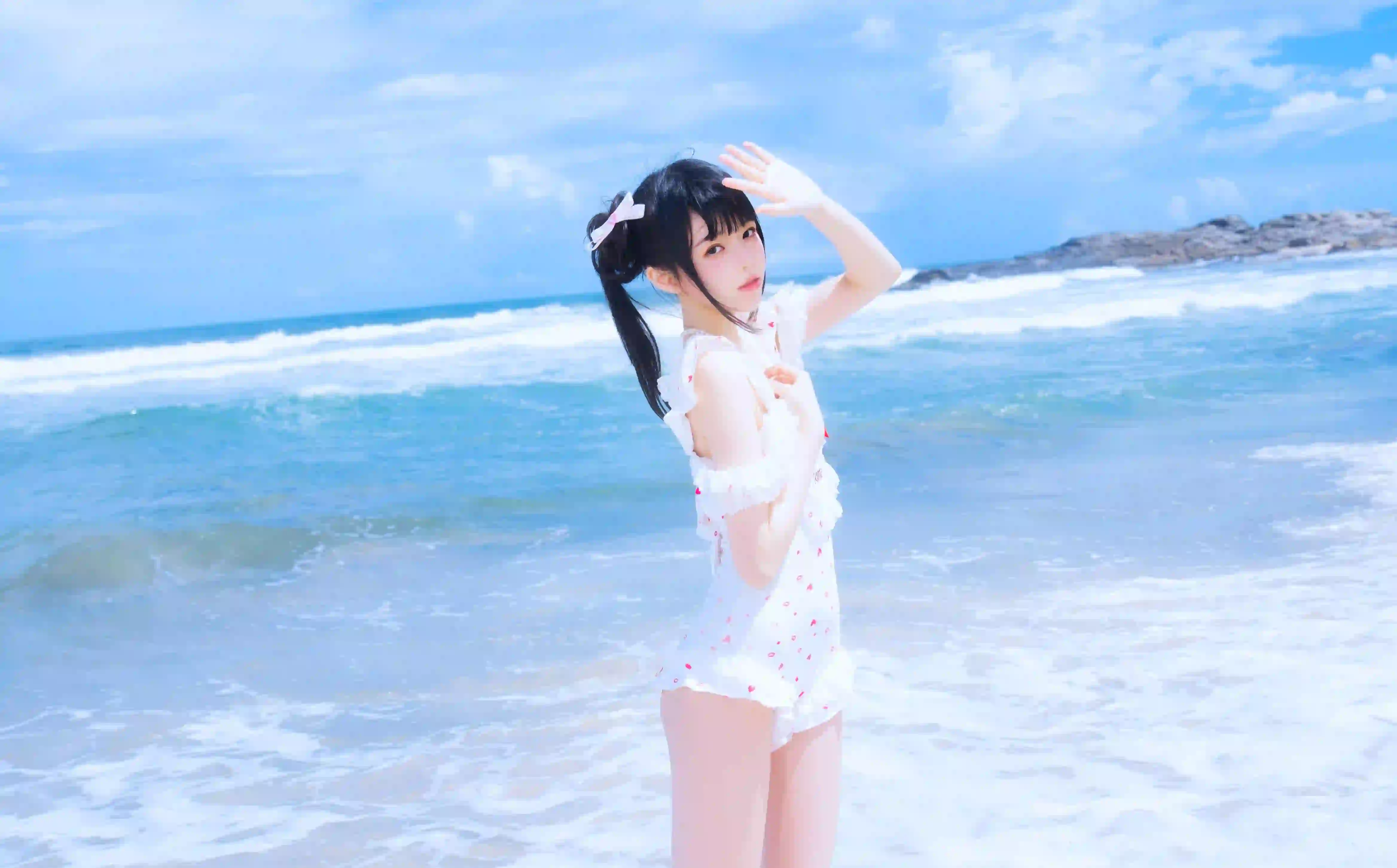 夏日炎炎 可爱碎花吊带裙女孩 海边 清纯 蓝天白云 长腿