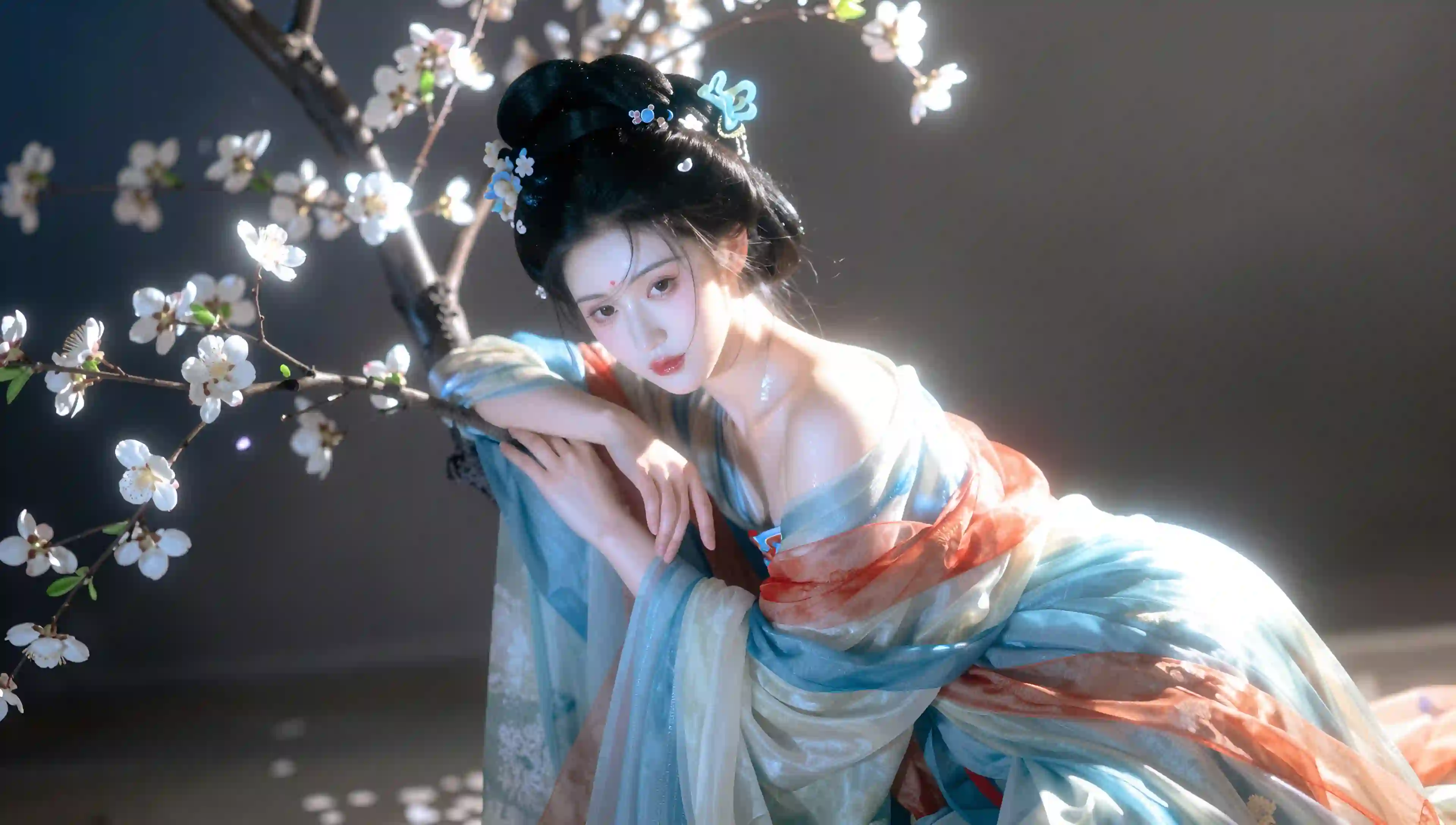古风 汉服 少女 桃花 光影 唯美 壁纸