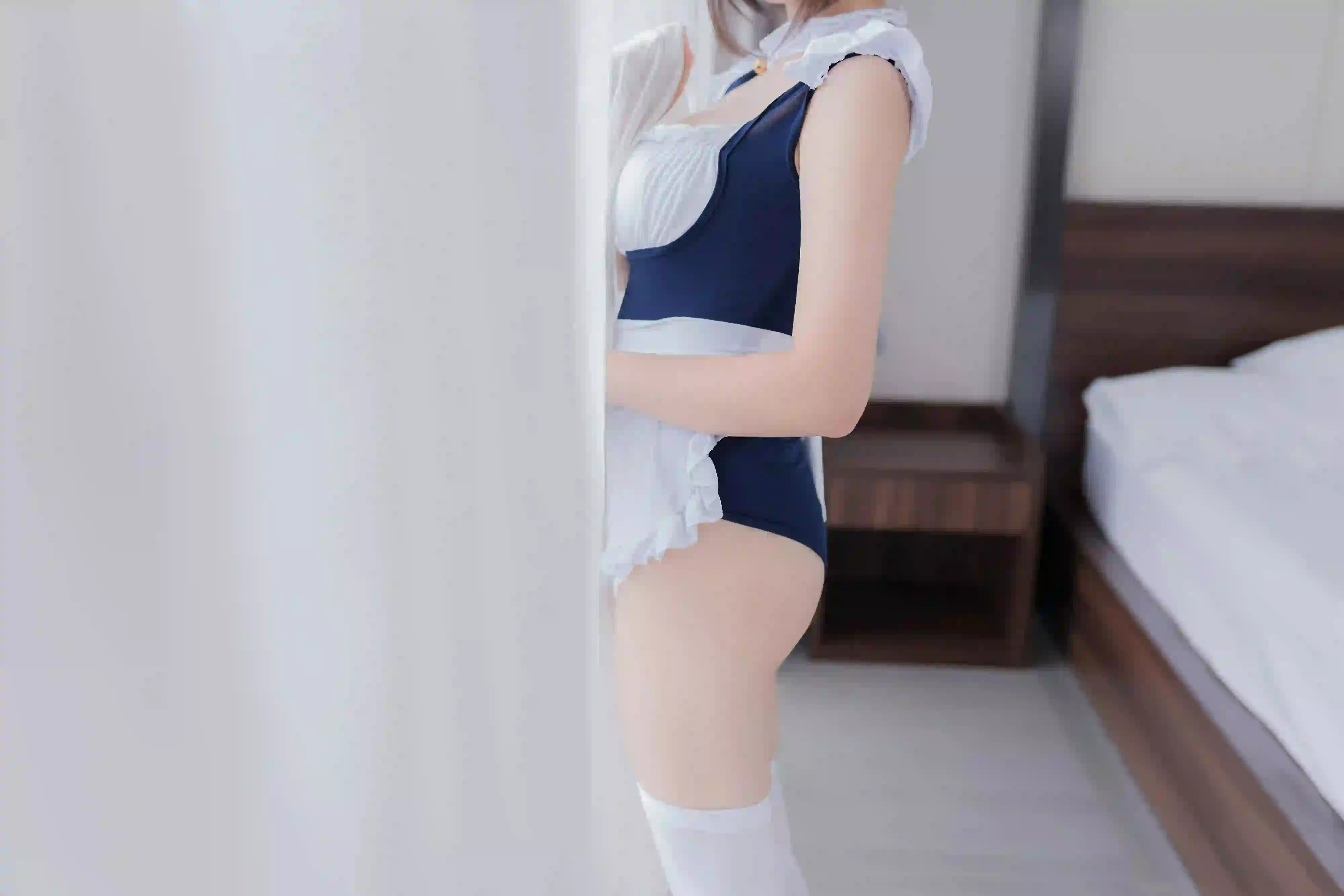 长腿丝袜美女 女仆穿搭 居家 白色衣服 白色裙子 腿部特写