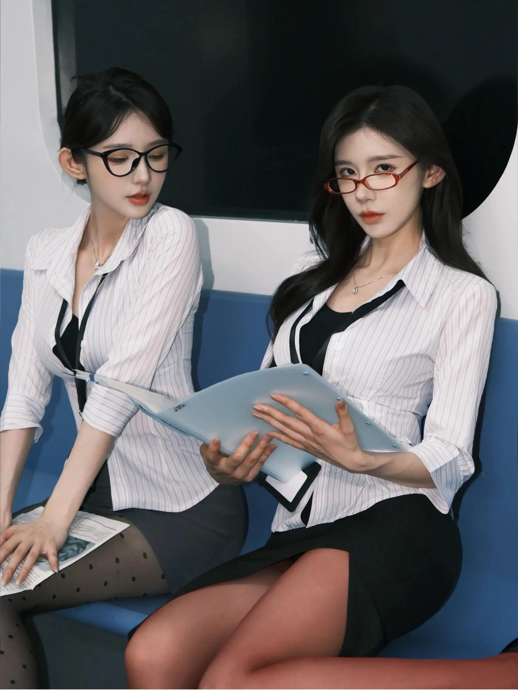 眼镜｜黑色｜制服｜车厢｜性感女孩｜知性
