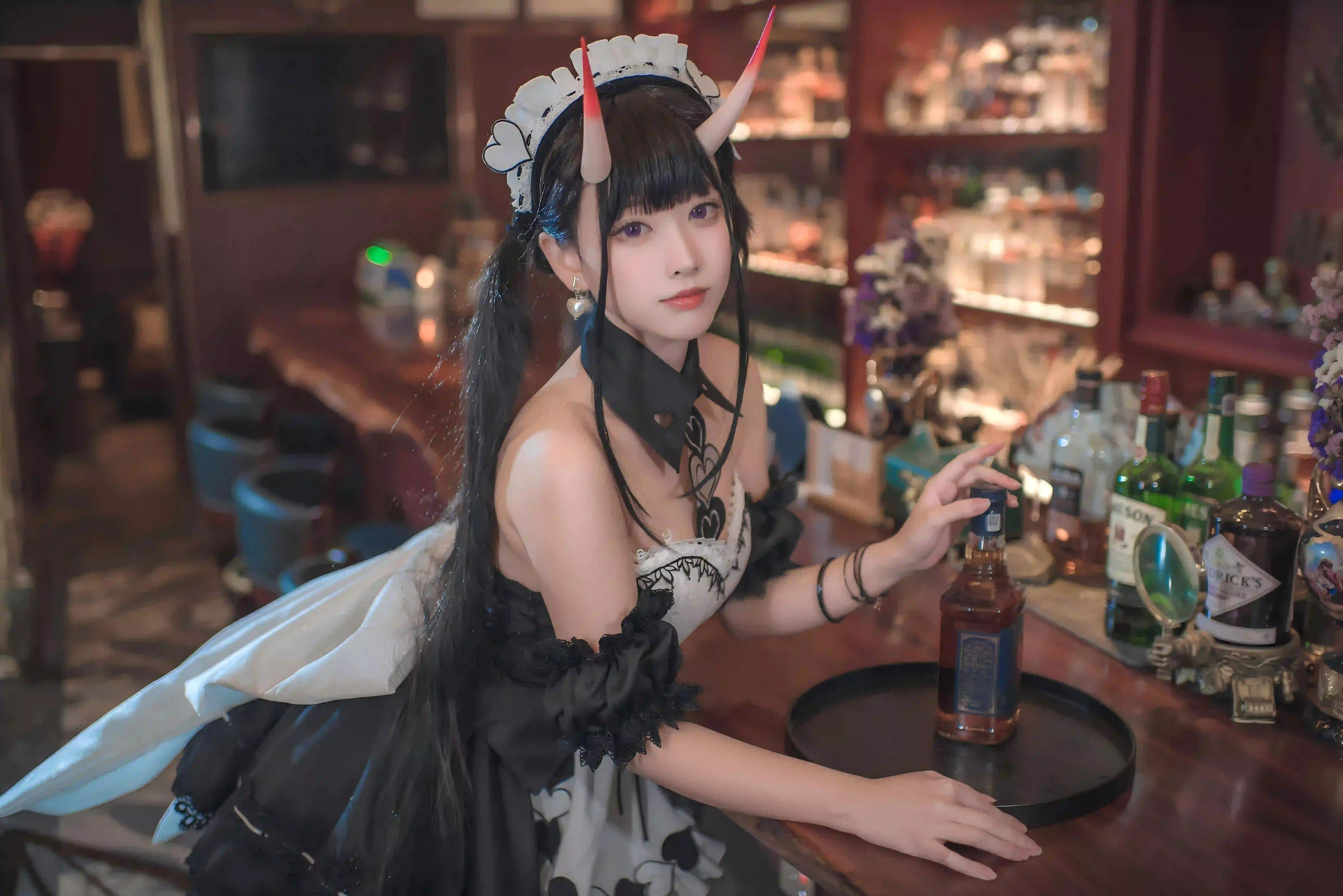 长发美女 长腿 黑丝 恶魔角装饰 黑色裙子