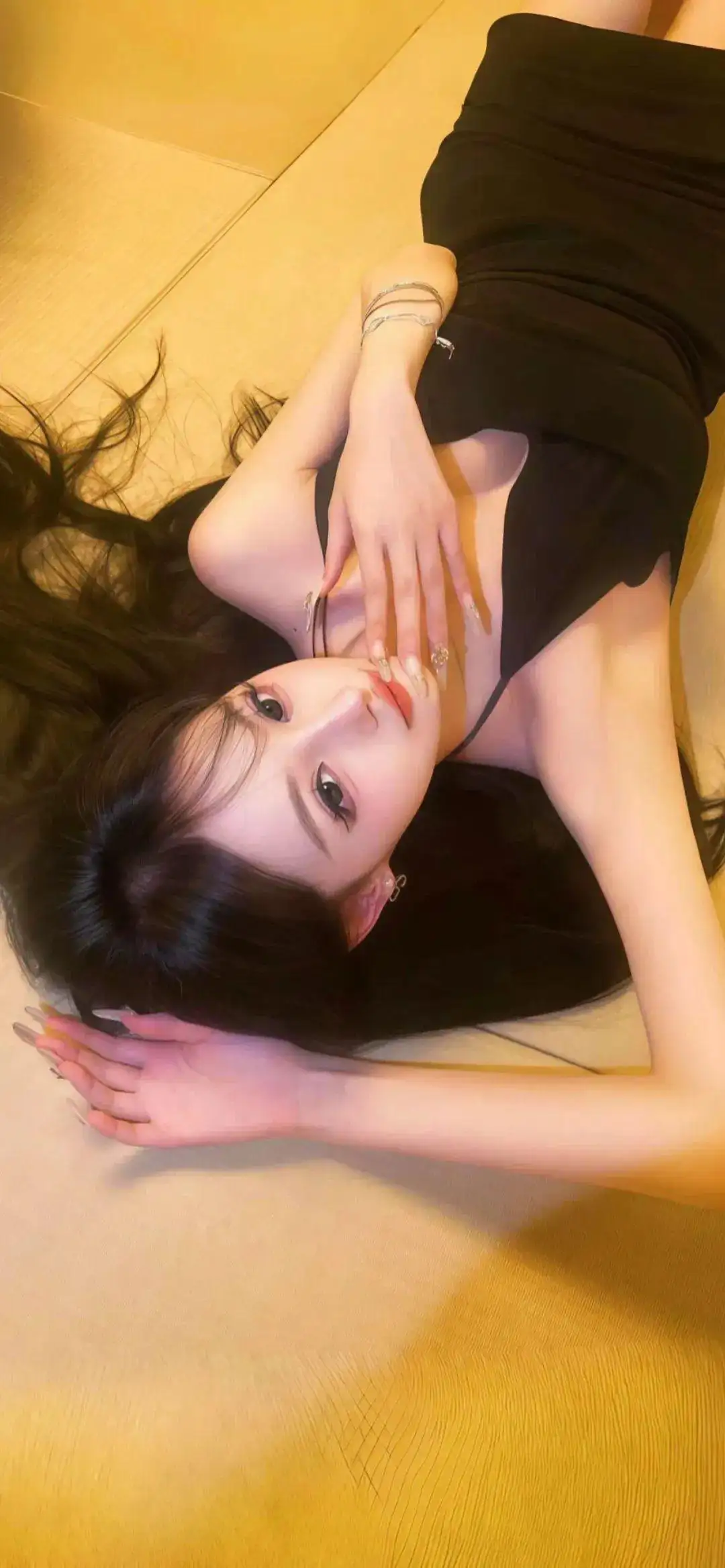 躺着的长发吊带黑裙性感美女