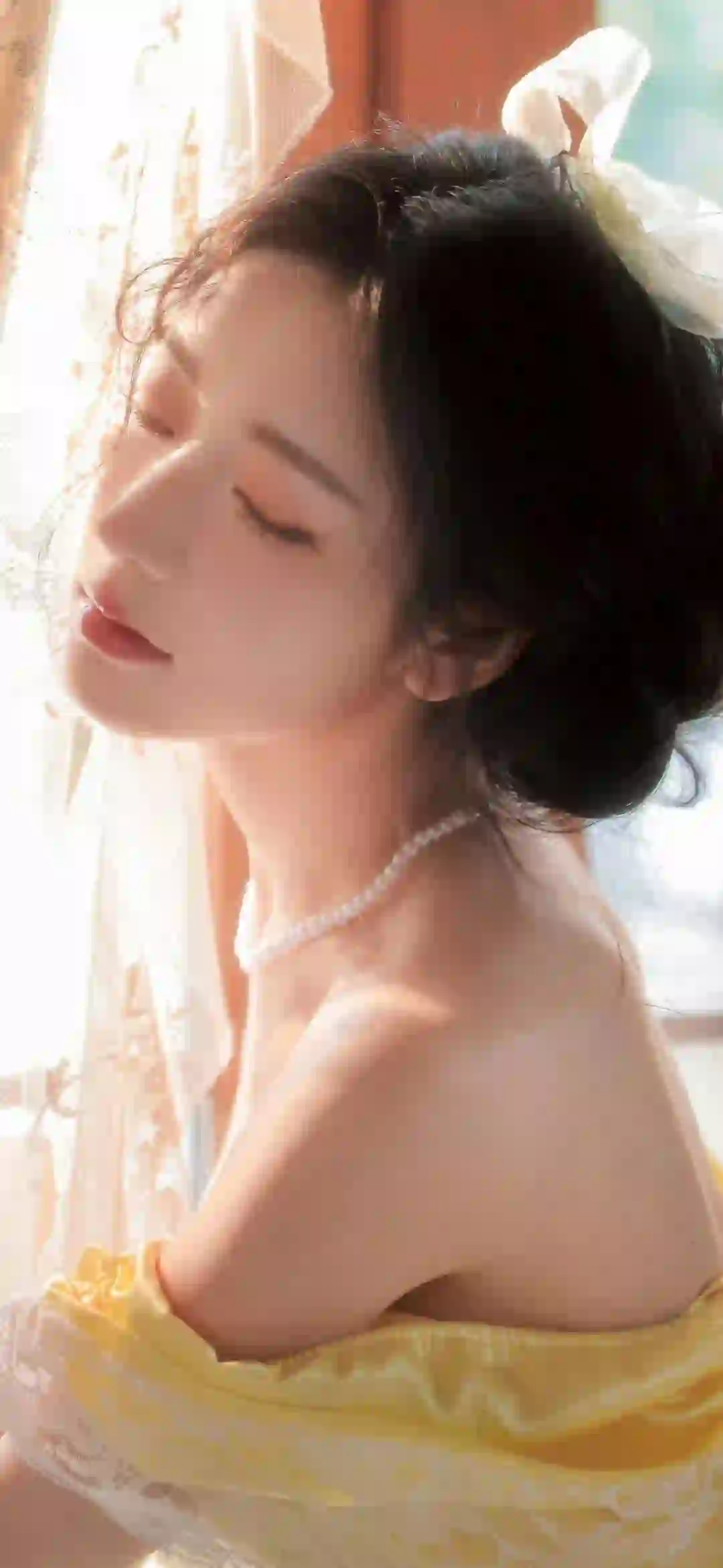 性感美女 珍珠项链 漏背装