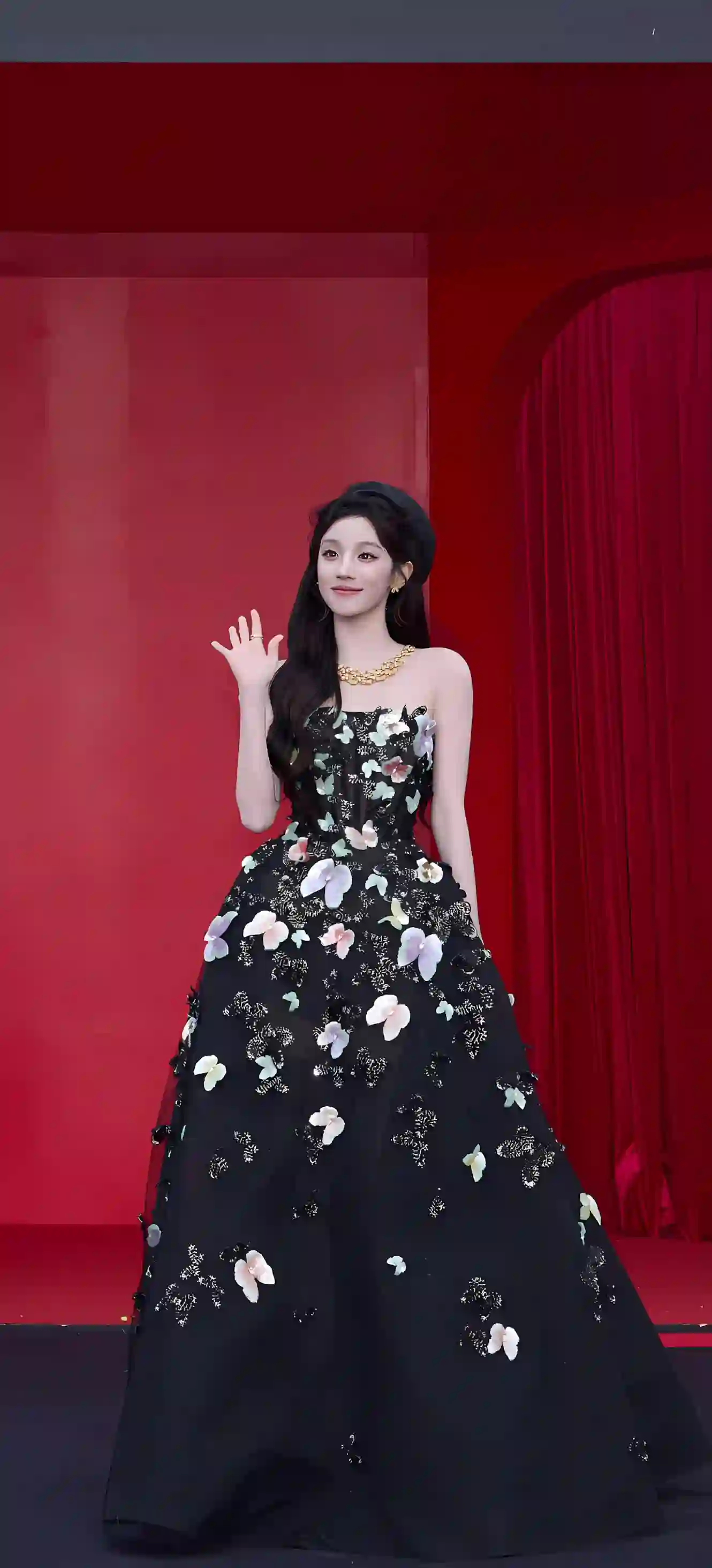 黑色花卉礼服 红毯造型 优雅女神 明星壁纸 红色背景 蝴蝶花卉裙