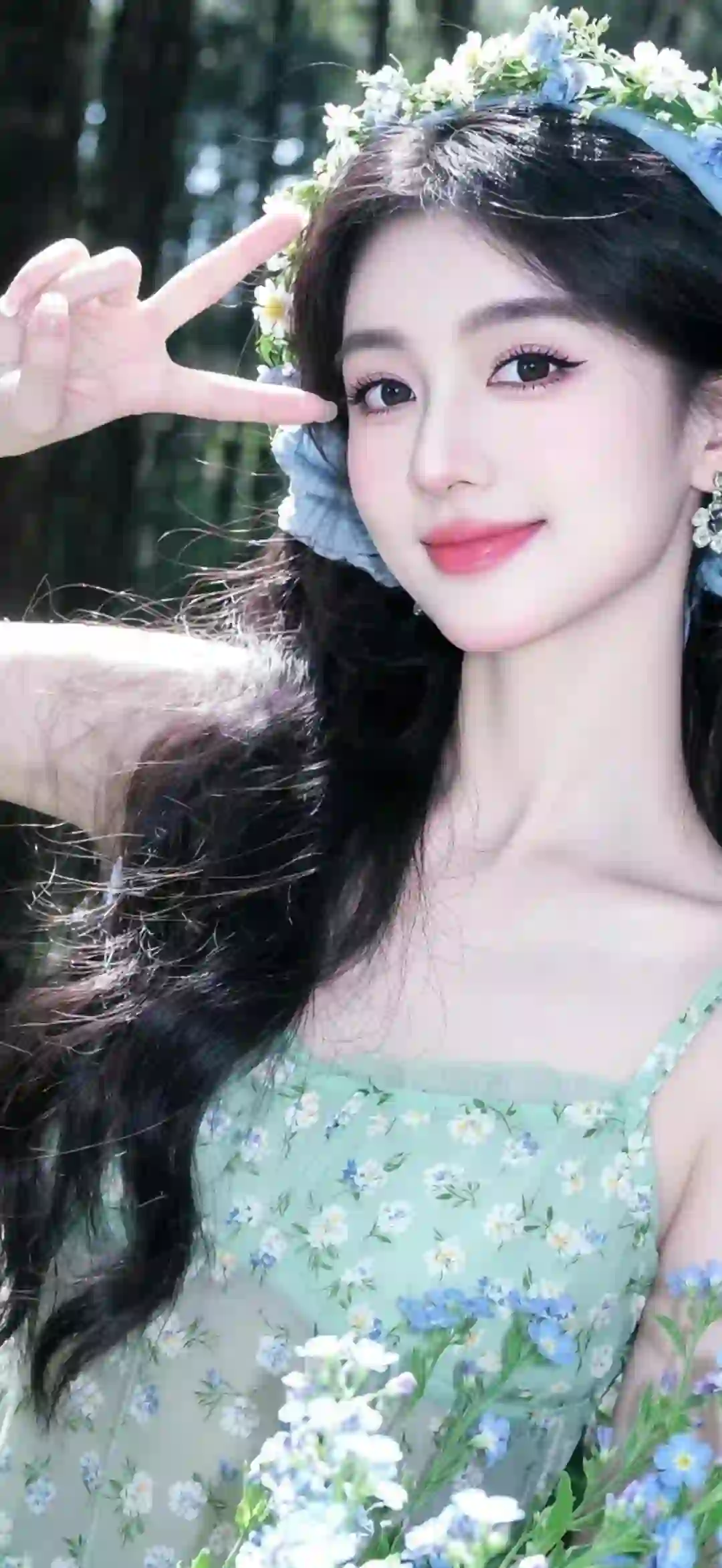 甜美微笑 长发美女 绿色长裙