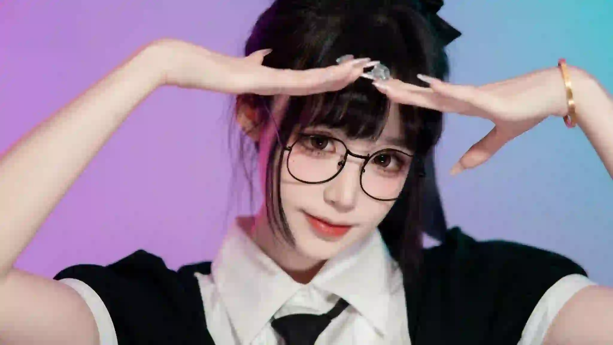 戴着黑框眼镜的长发可爱女孩 黑框眼镜 可爱 