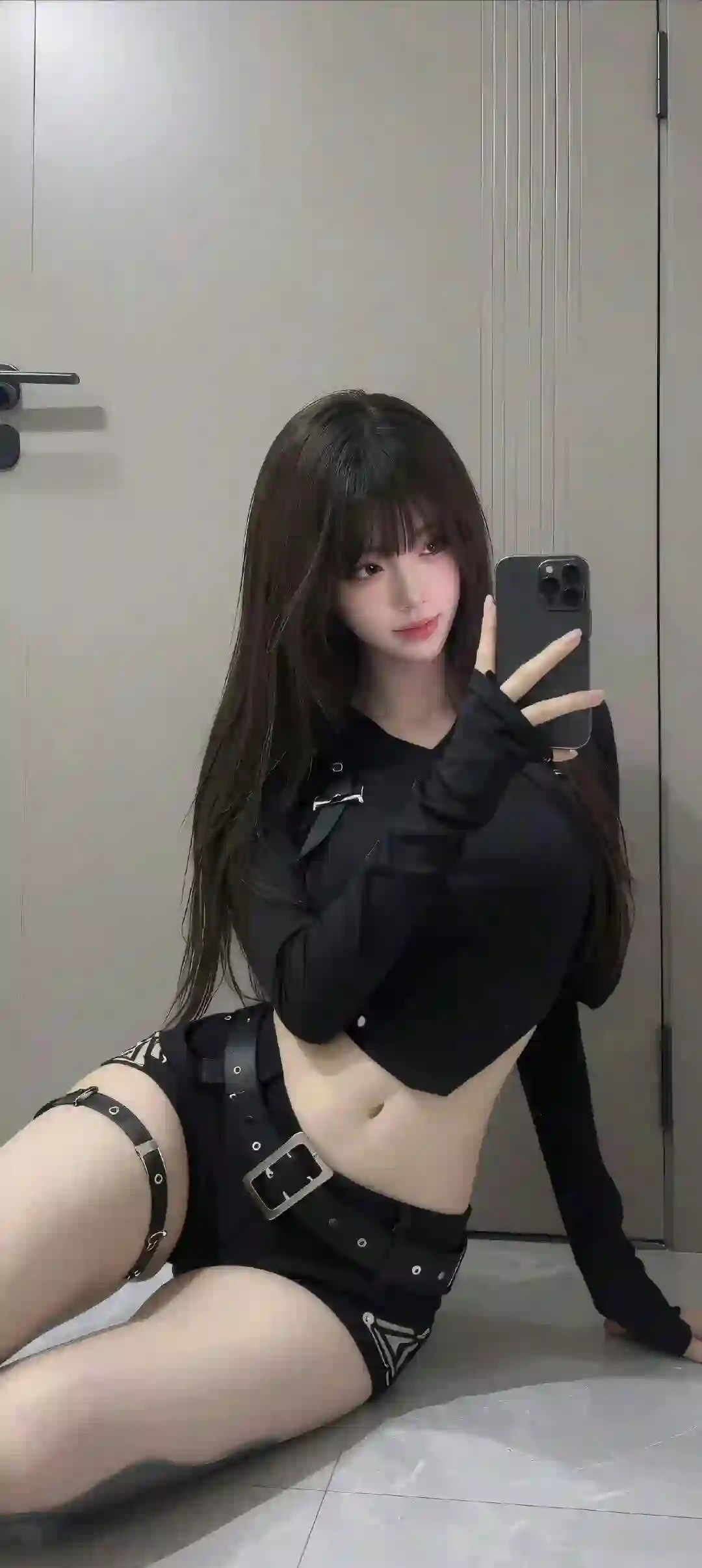 时尚女孩 室内自拍 黑色露腰装 简约背景