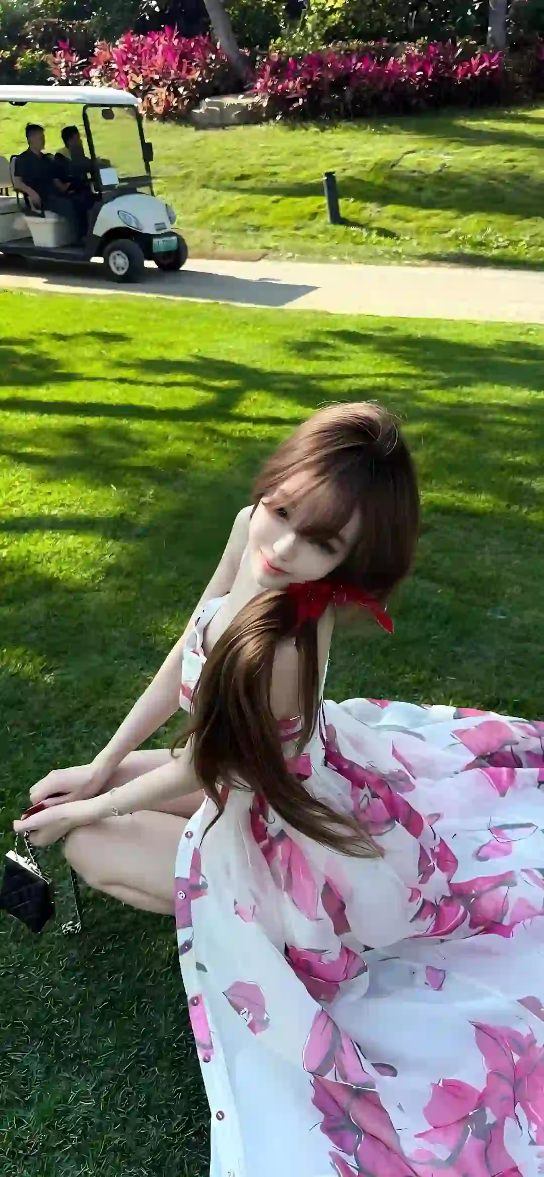 公园 长发美女 长裙 甜美 微笑 草坪
