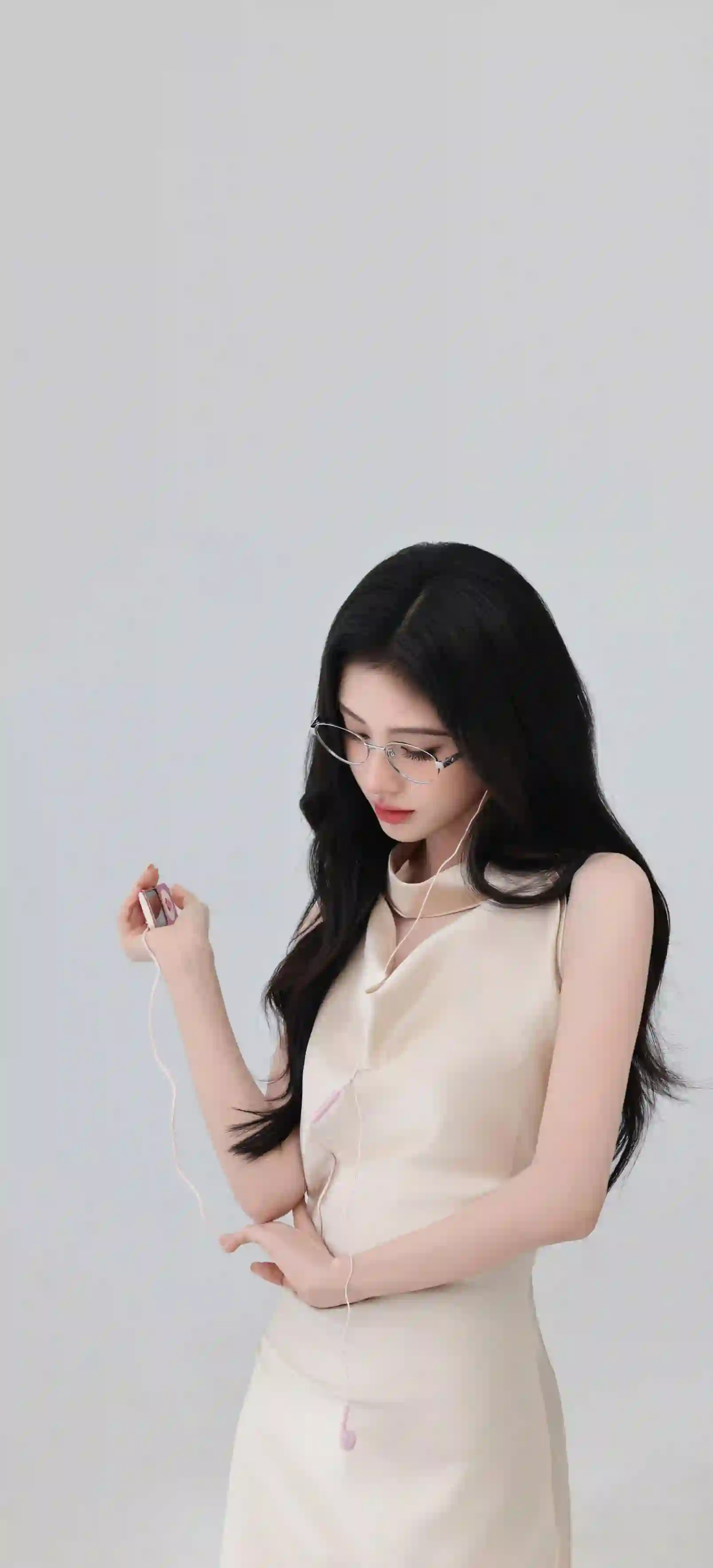 黑发少女 眼镜 复古卡带机 耳机听歌 米色连衣裙 极简背景 时尚写真 鞠婧祎