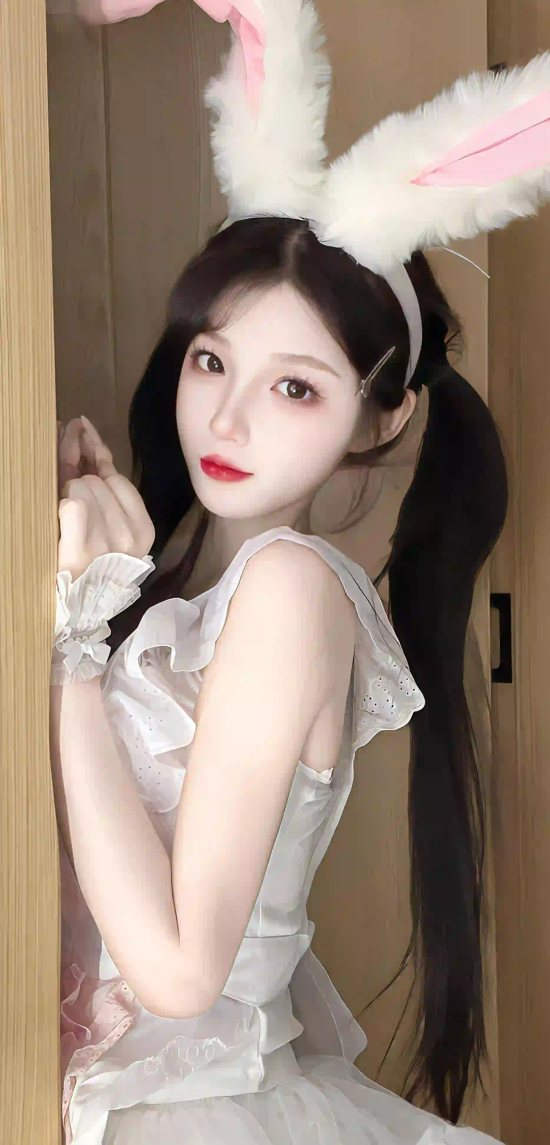 戴着兔子耳朵头饰的可爱女孩 居家写真