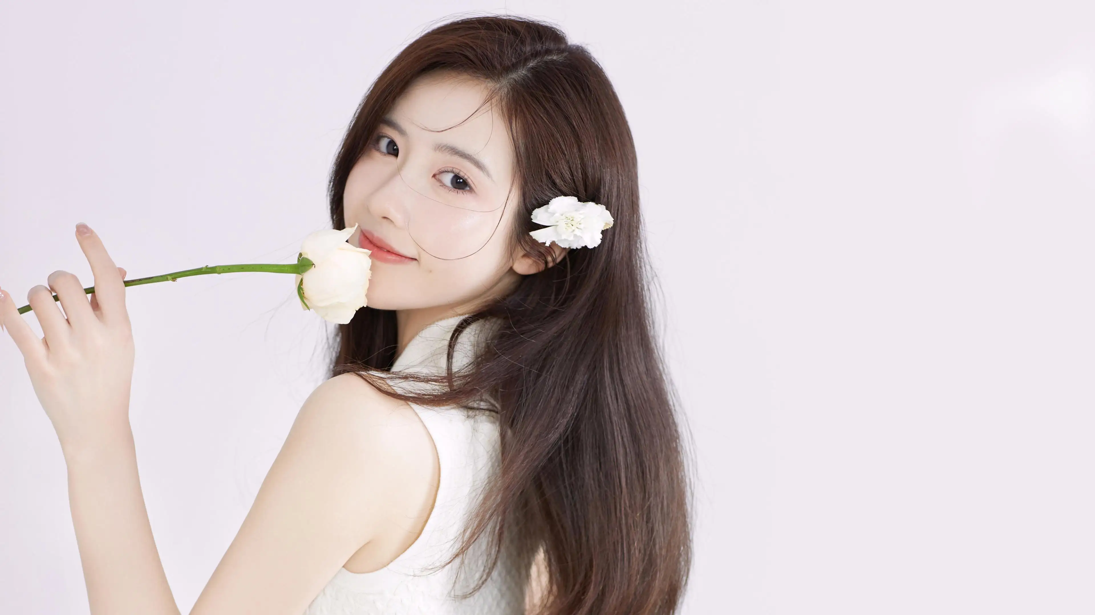 清新 干净 鲜花 回眸 美女4k壁纸