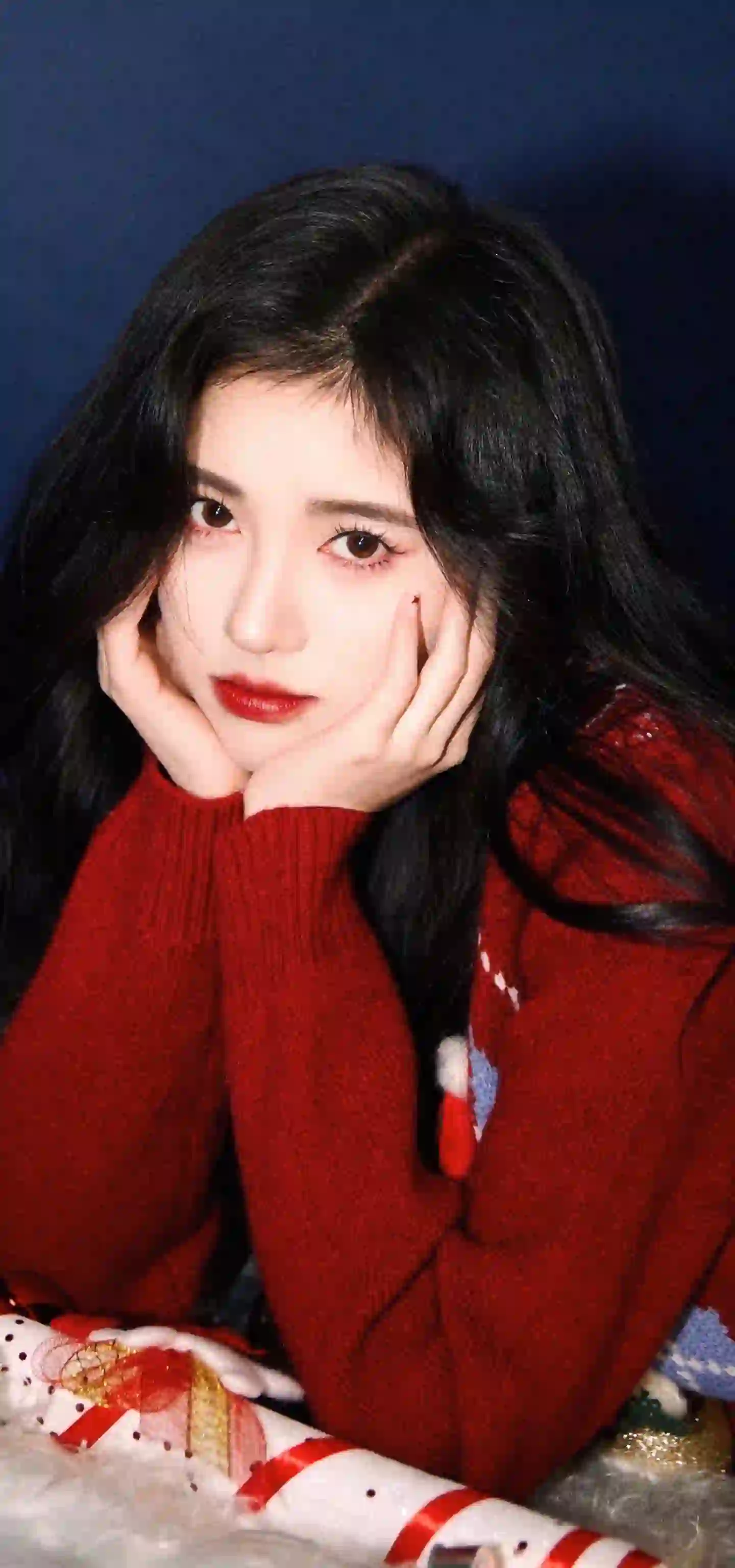 双手撑脸 可爱女孩 红色衣服 鞠婧祎