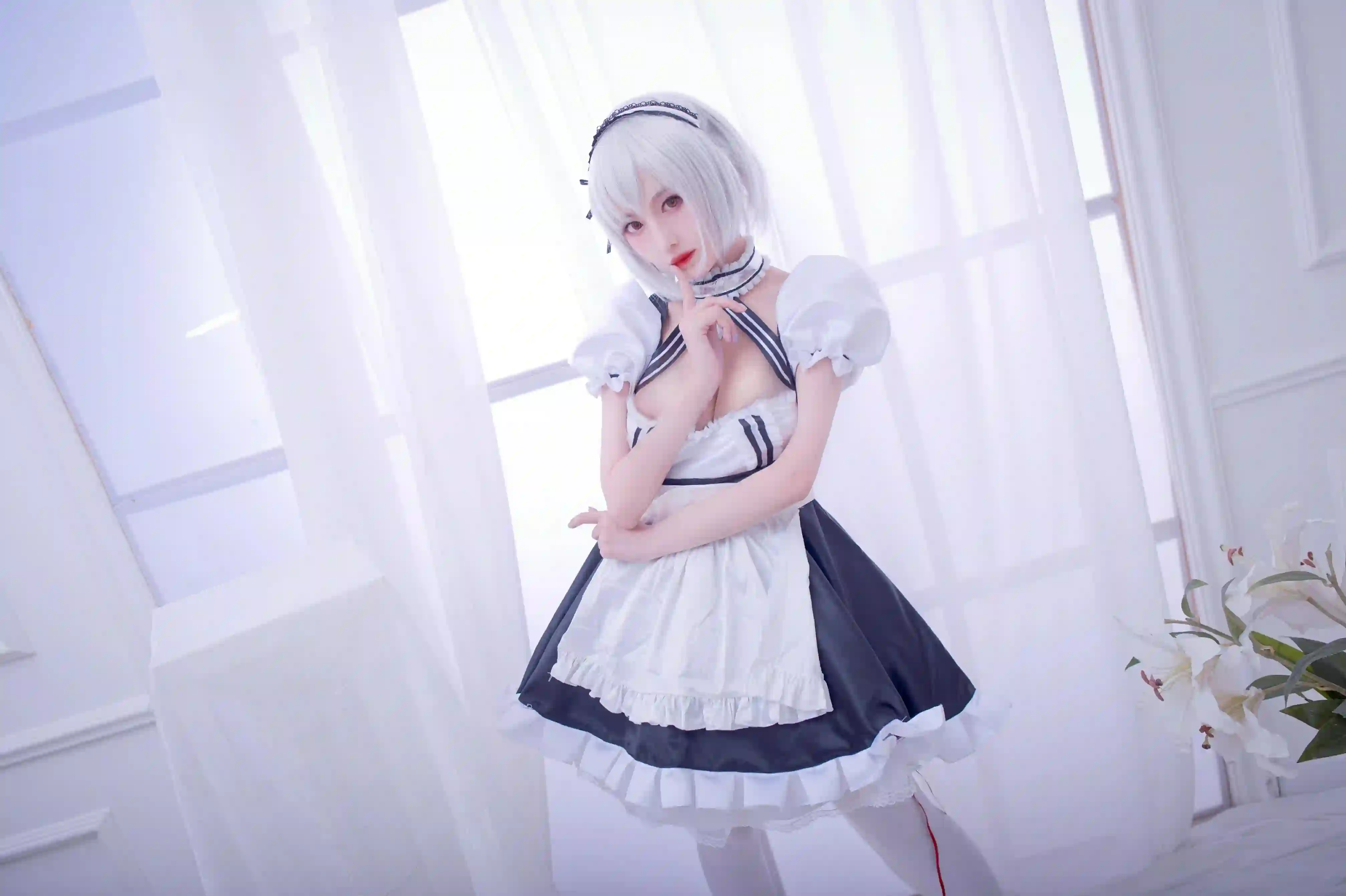 雷姆 cosplay 女仆装 白发 写真 窗边