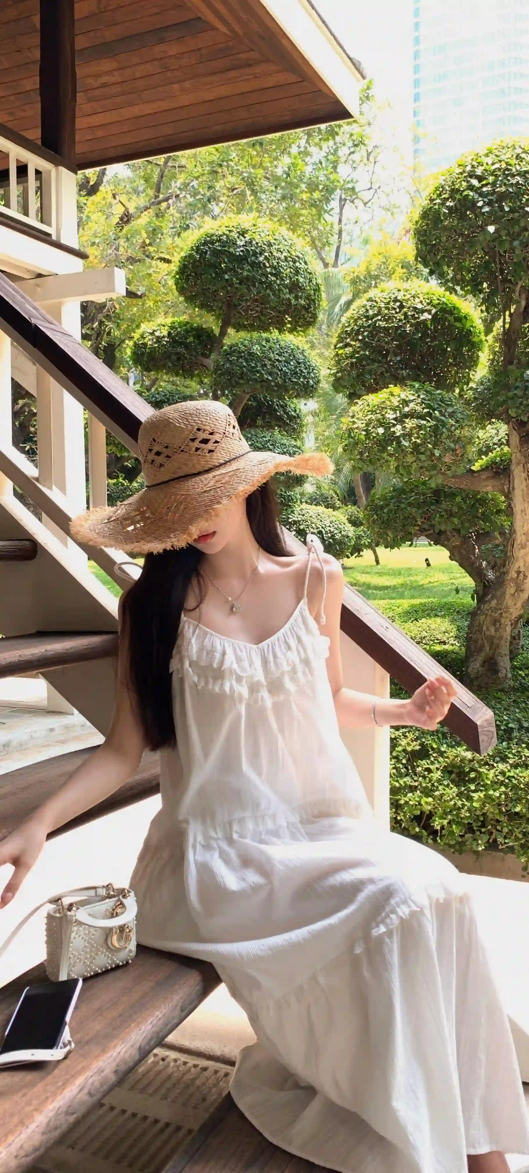休闲 戴着草帽的白裙美女 吊带裙 户外 休闲穿搭