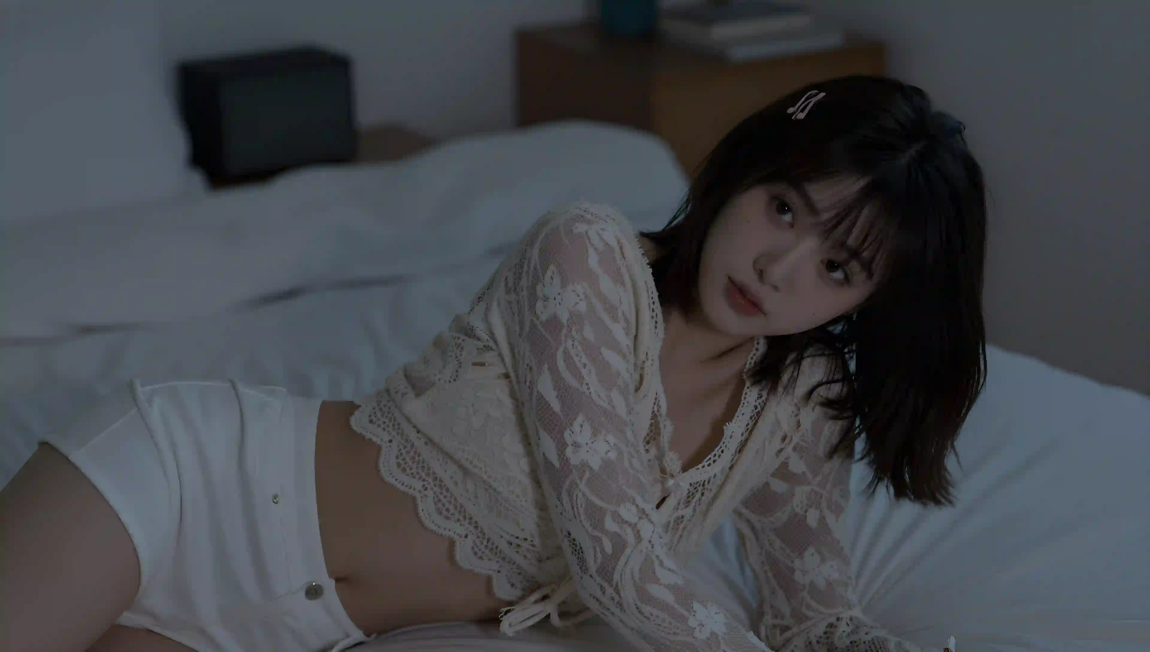 少女 蕾丝 白衣 侧卧 卧室 私房写真