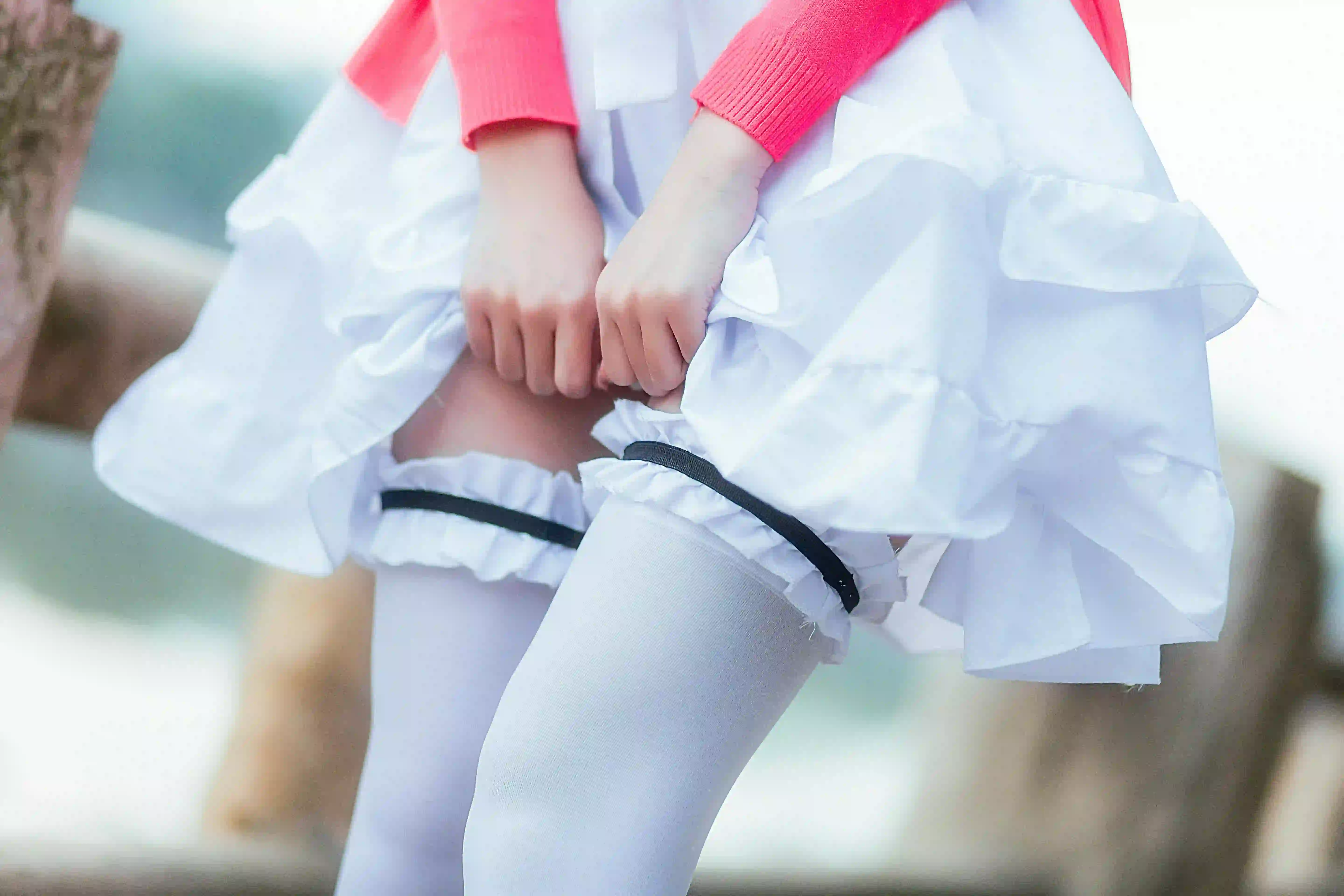 白色丝袜 性感美女 白色裙子 红色外套