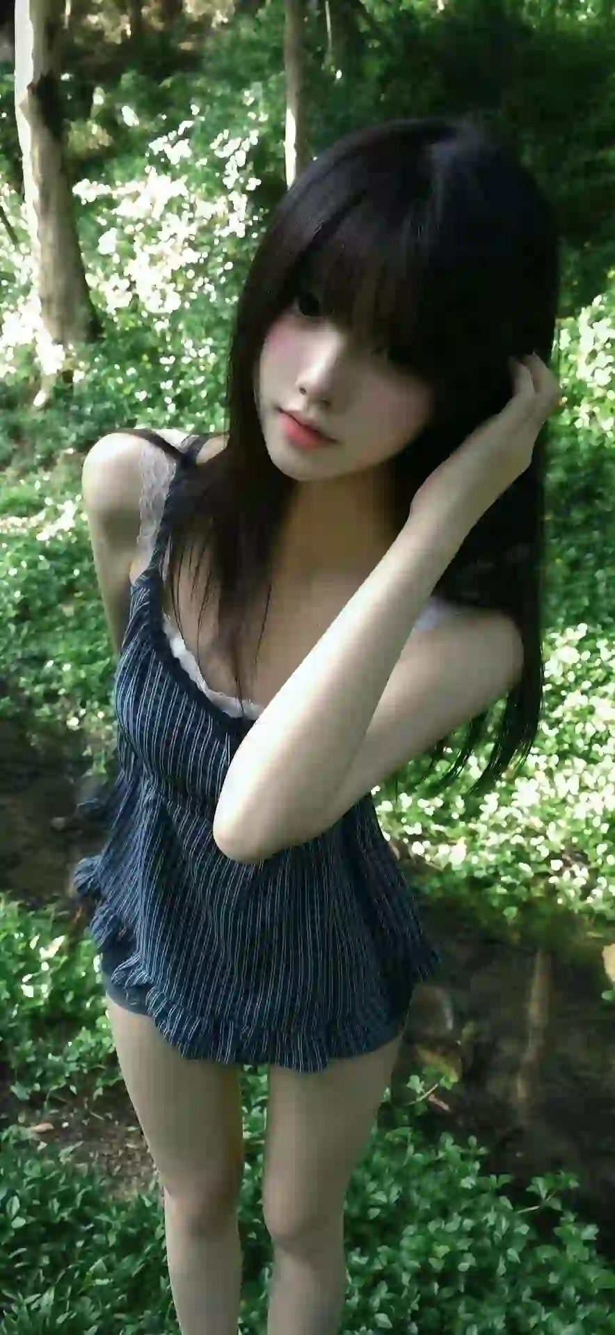 长发可爱美女 户外 亲近自然 
