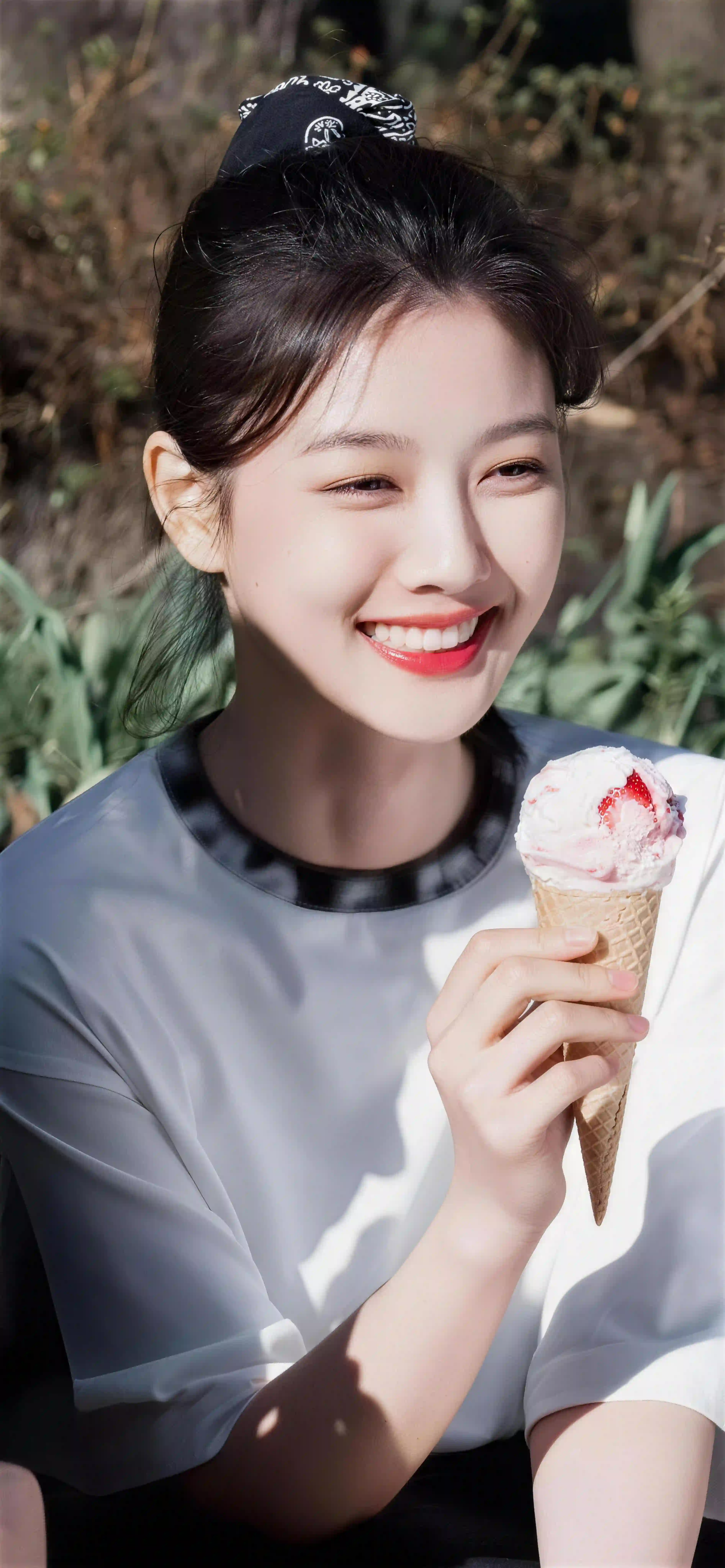 长发性感美女 长腿美女 甜美女孩 微笑 冰淇淋