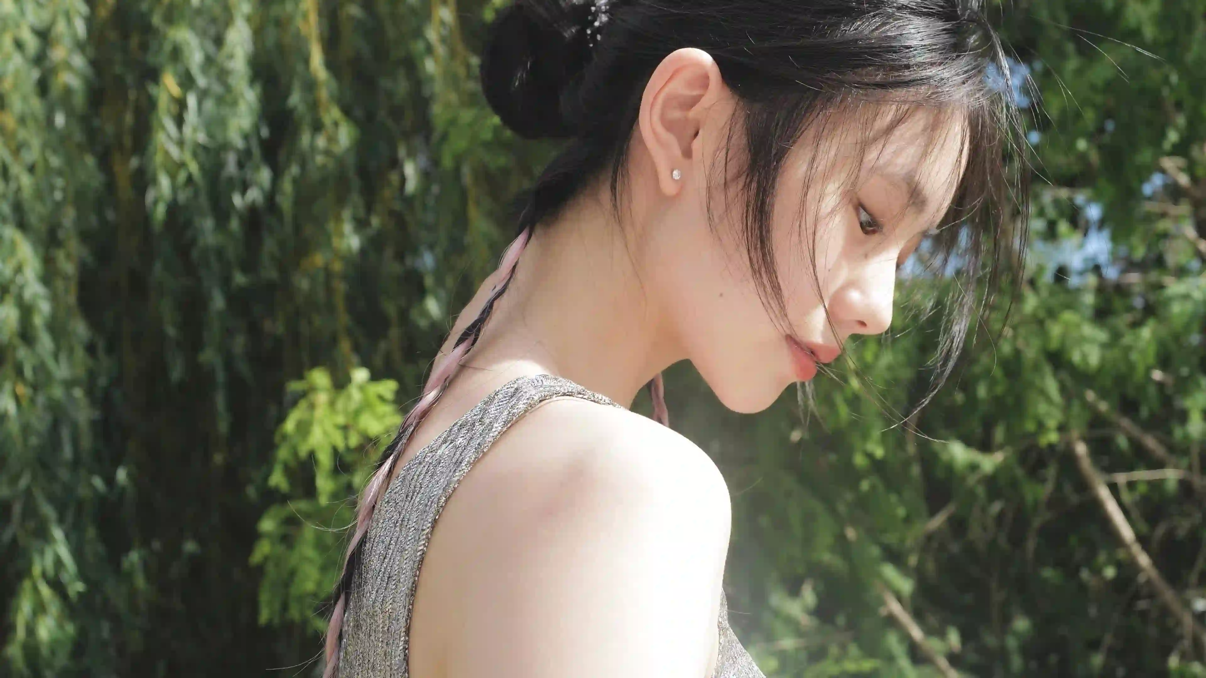 唯美女性侧脸 户外自然光 绿叶背景 清新写真 