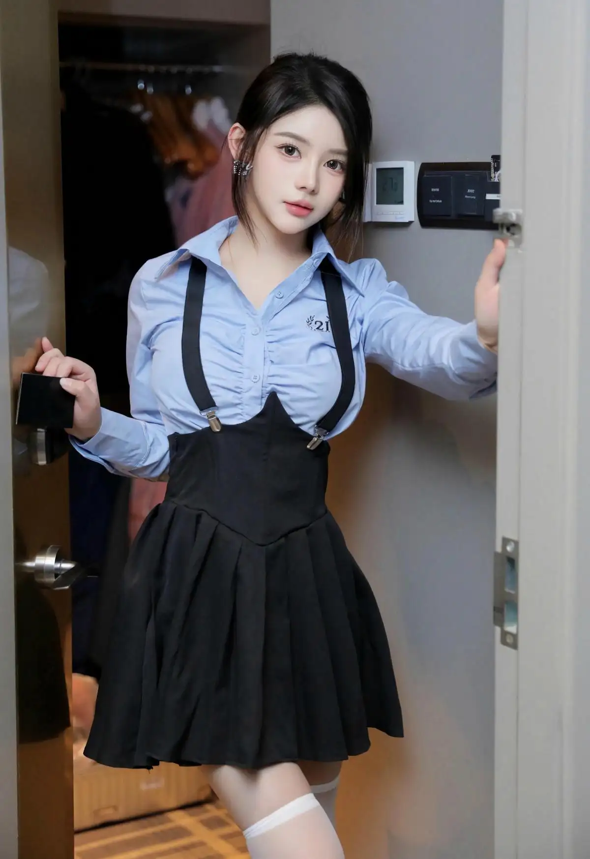 制服｜白色丝袜｜蓝衣黑裙美女｜居家｜写真