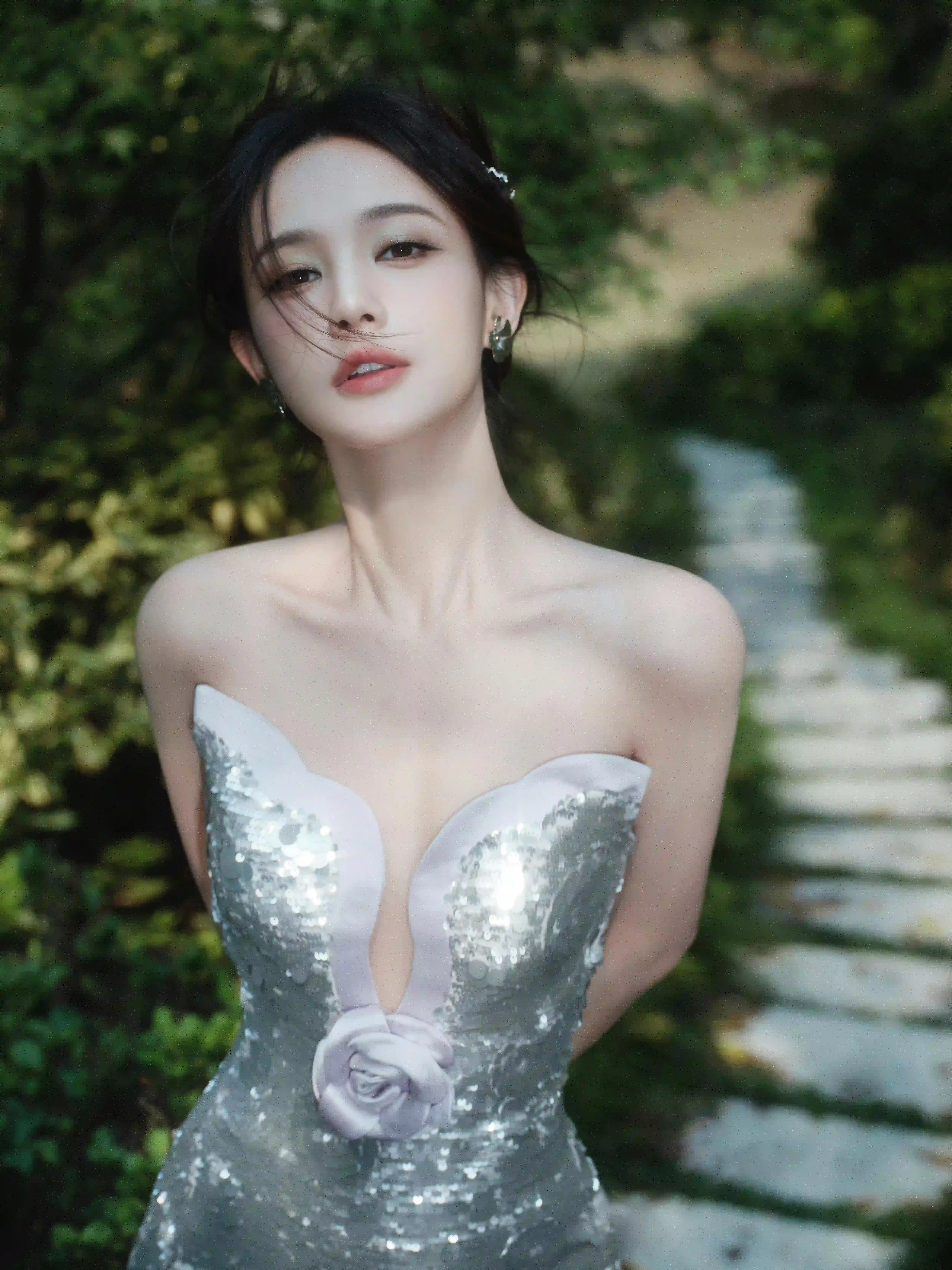 李一桐 户外写真 银色长裙 抹胸穿搭 性感