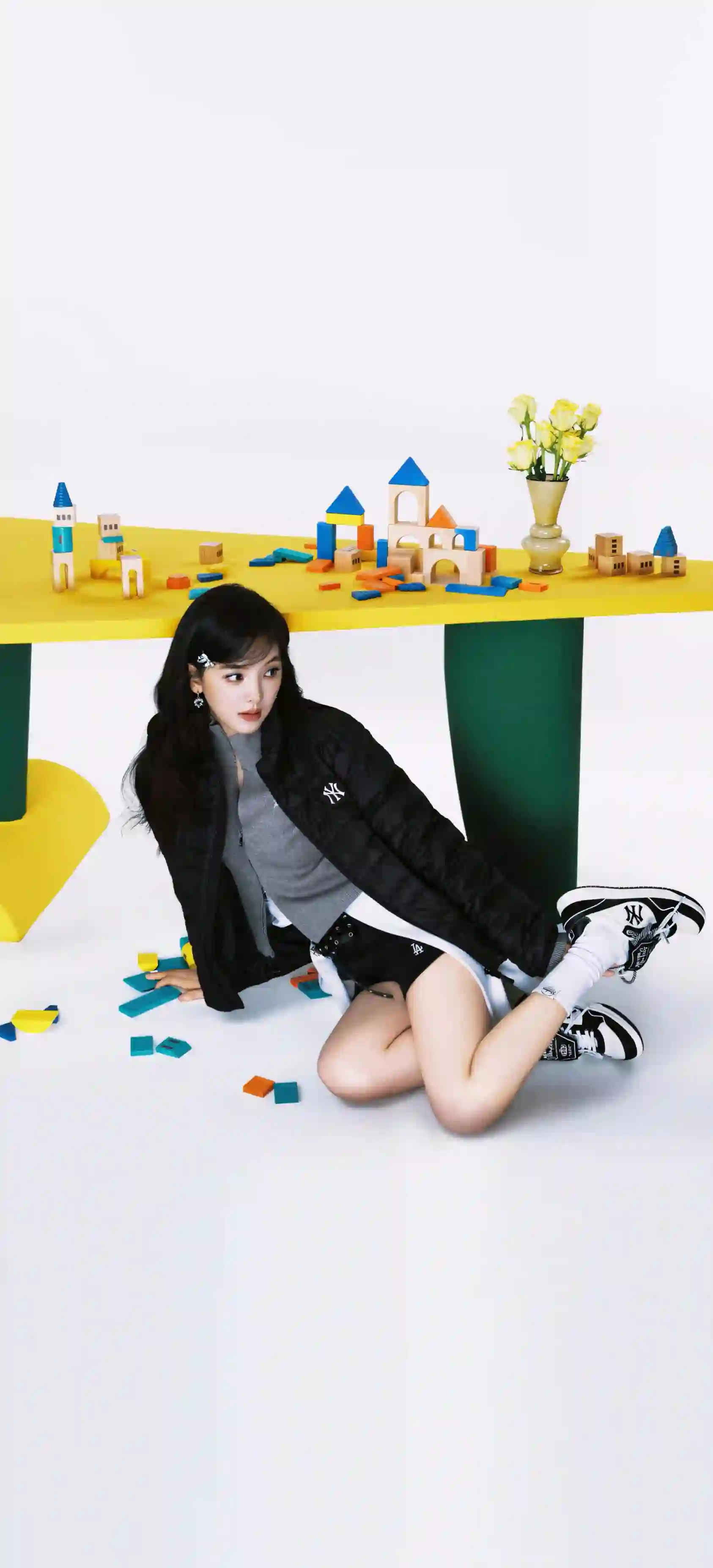 人物壁纸 时尚穿搭 青春活力 积木场景 坐姿写真 彩色创意 章若楠