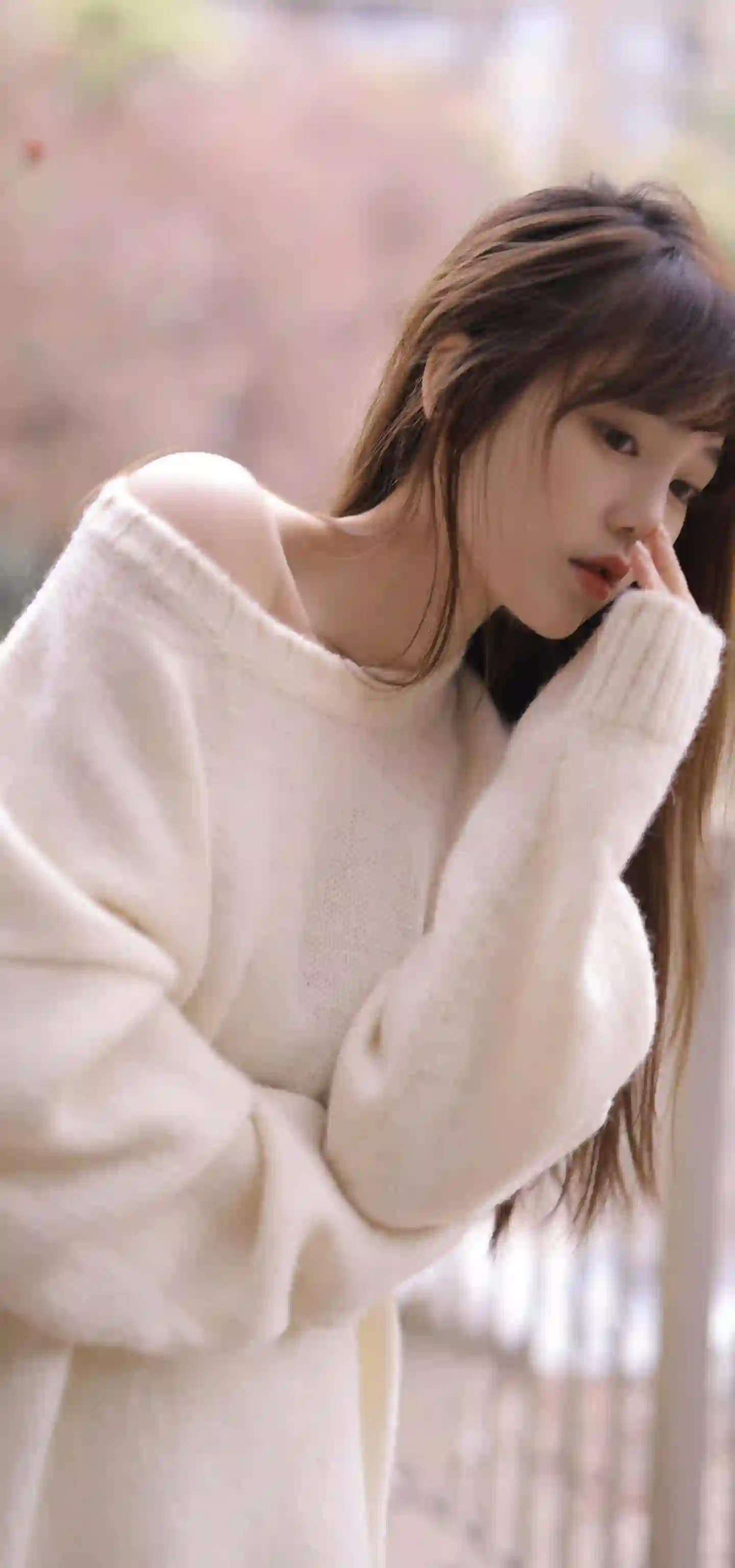 白色衣服美女 户外