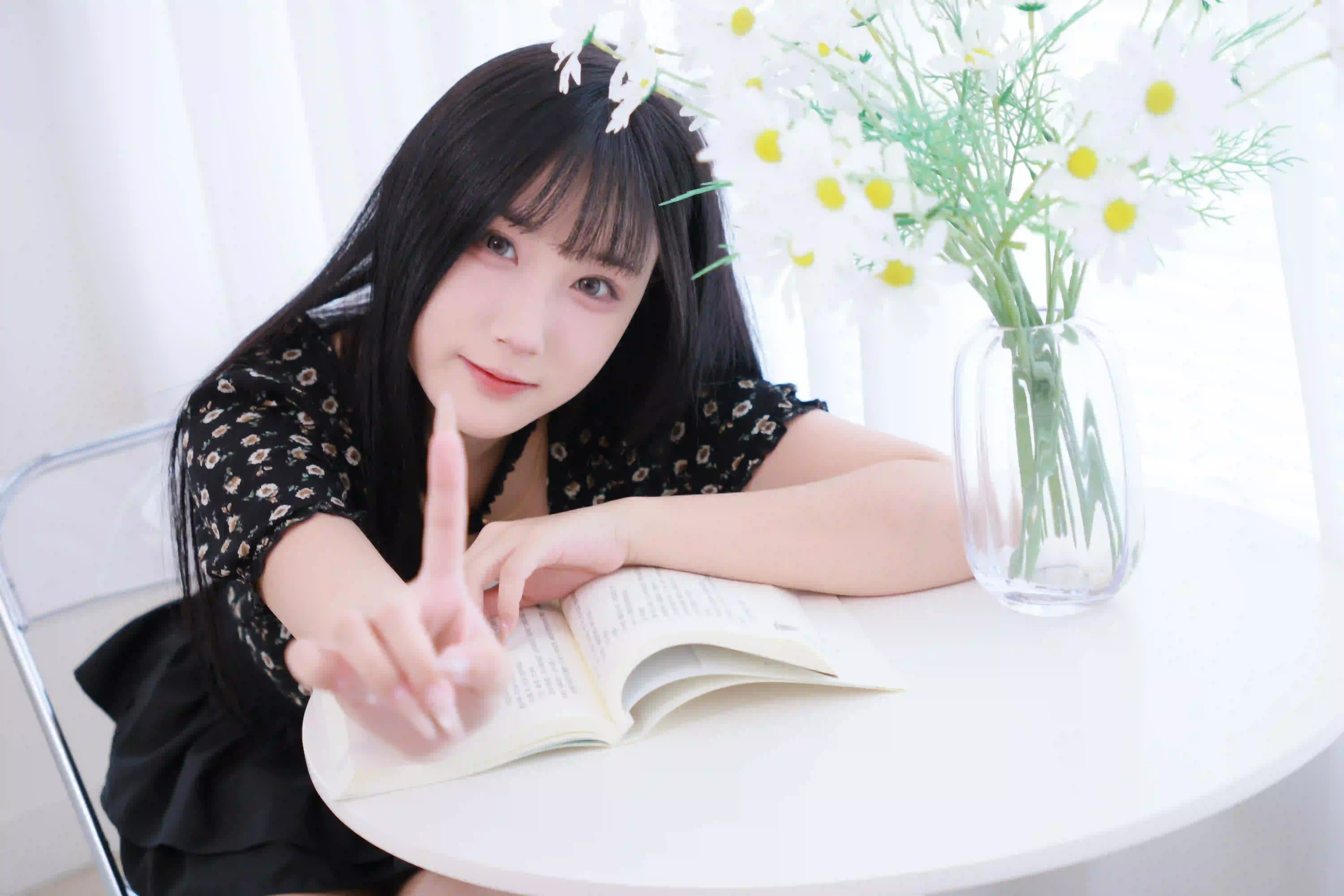 长发美女 碎花上衣 黑色短裙女孩 居家写真 小清新