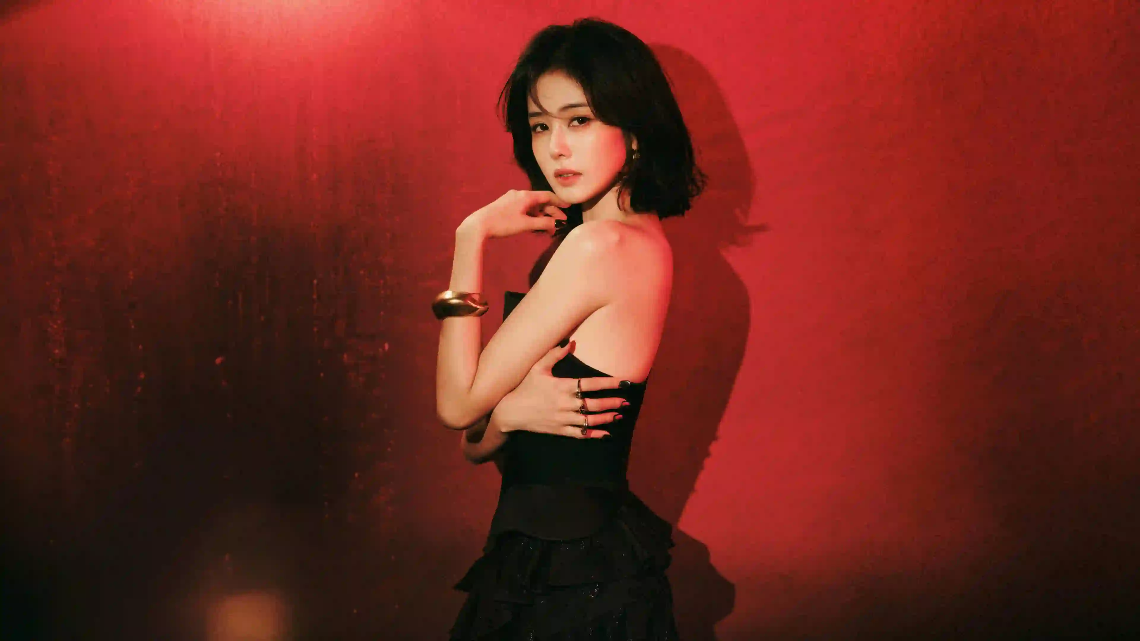 红色背景 美女白鹿 短发 性感
