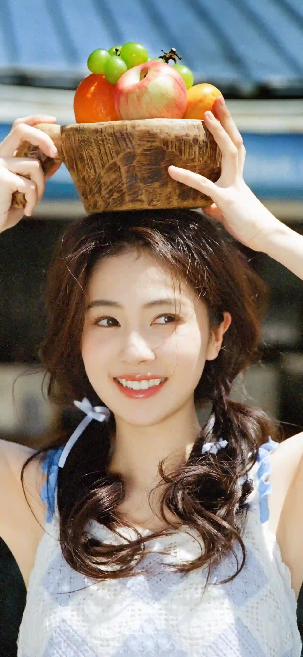 白鹿 微笑女孩 头顶果篮的长发清纯美女