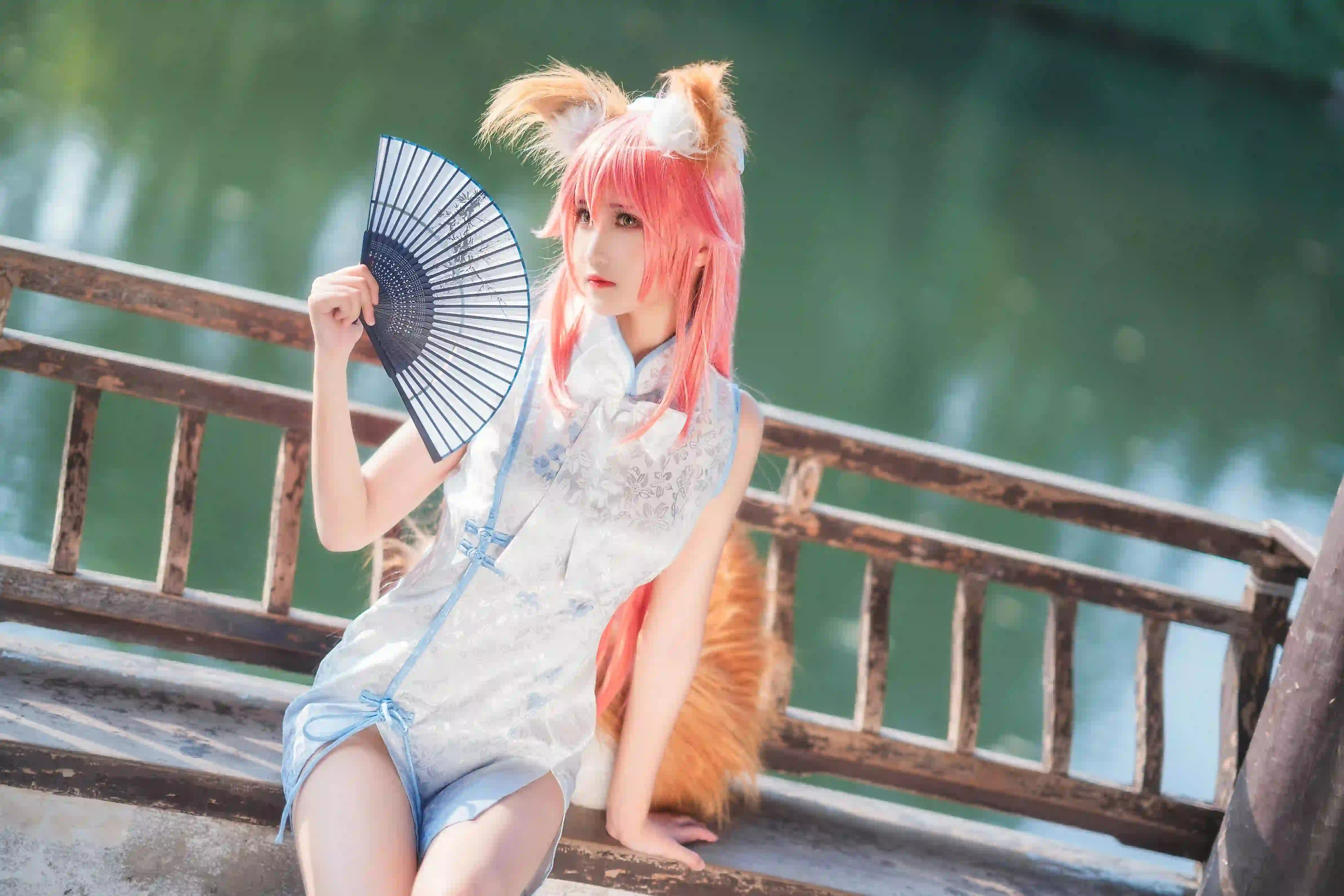 cosplay 长发女孩 狐狸耳朵 尾巴 旗袍 湖水