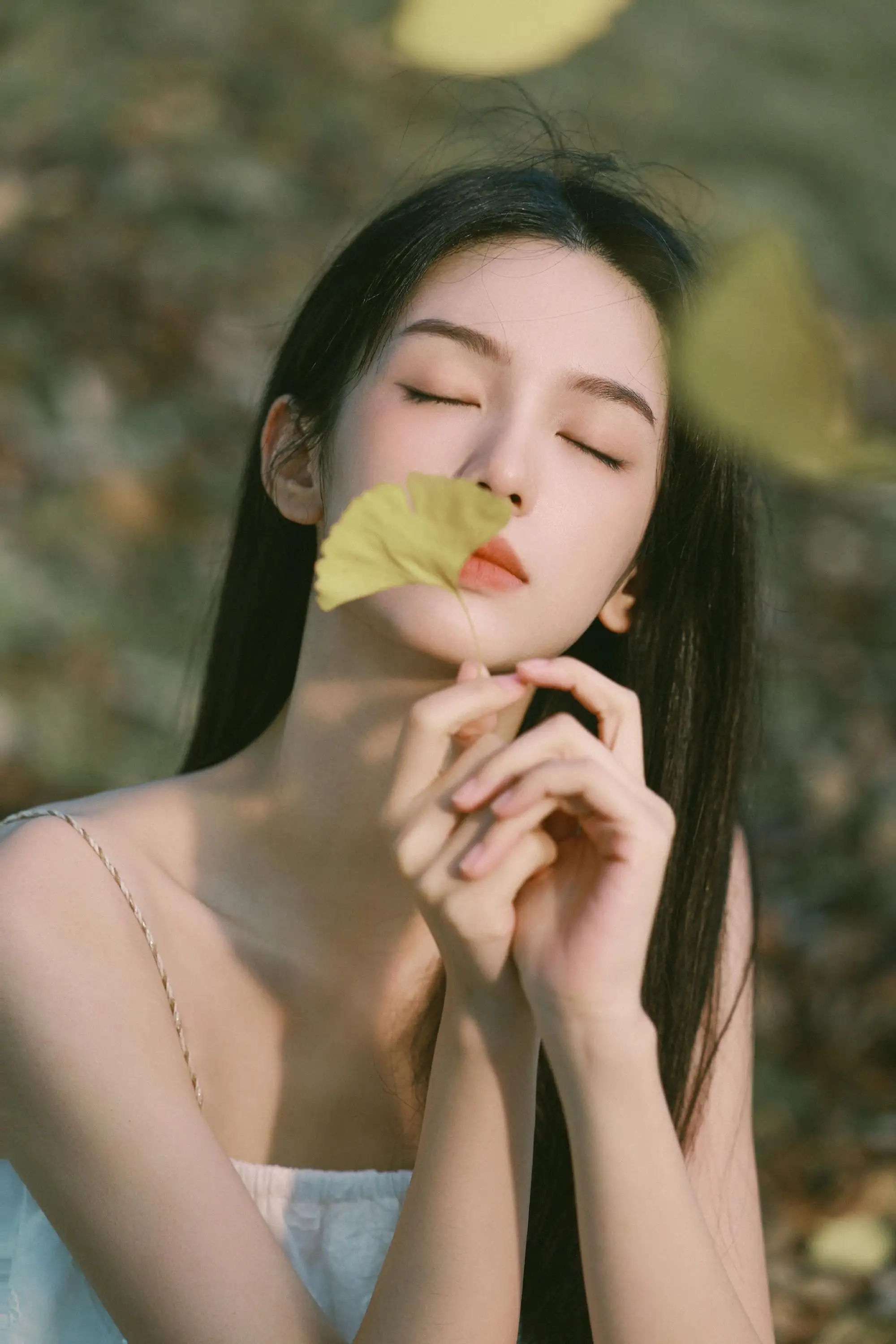 手拿枫叶的长发唯美 吊带美女