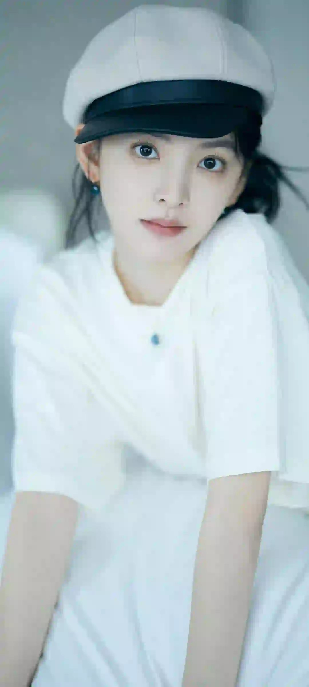 章若楠 美女 长发美女 户外写真 白色衣服 白色帽子