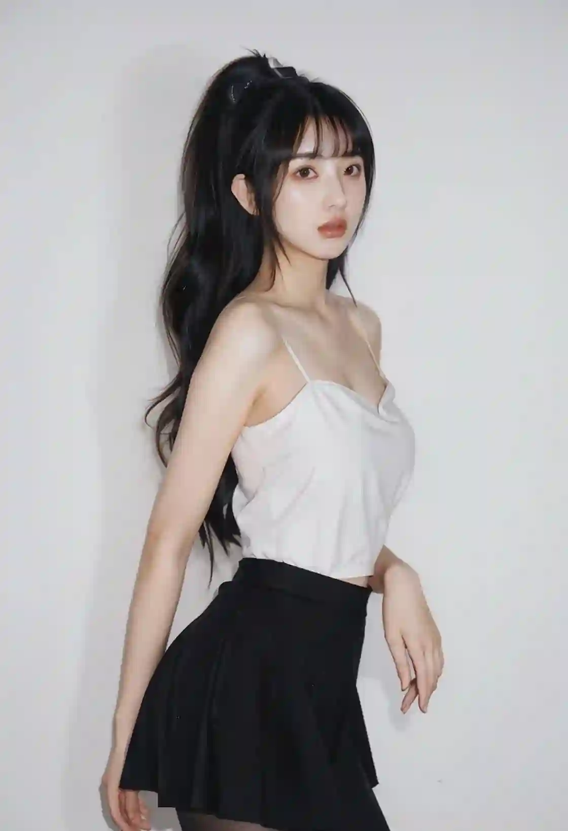 长发美女 黑丝 白色吊带装 黑色小短裙 