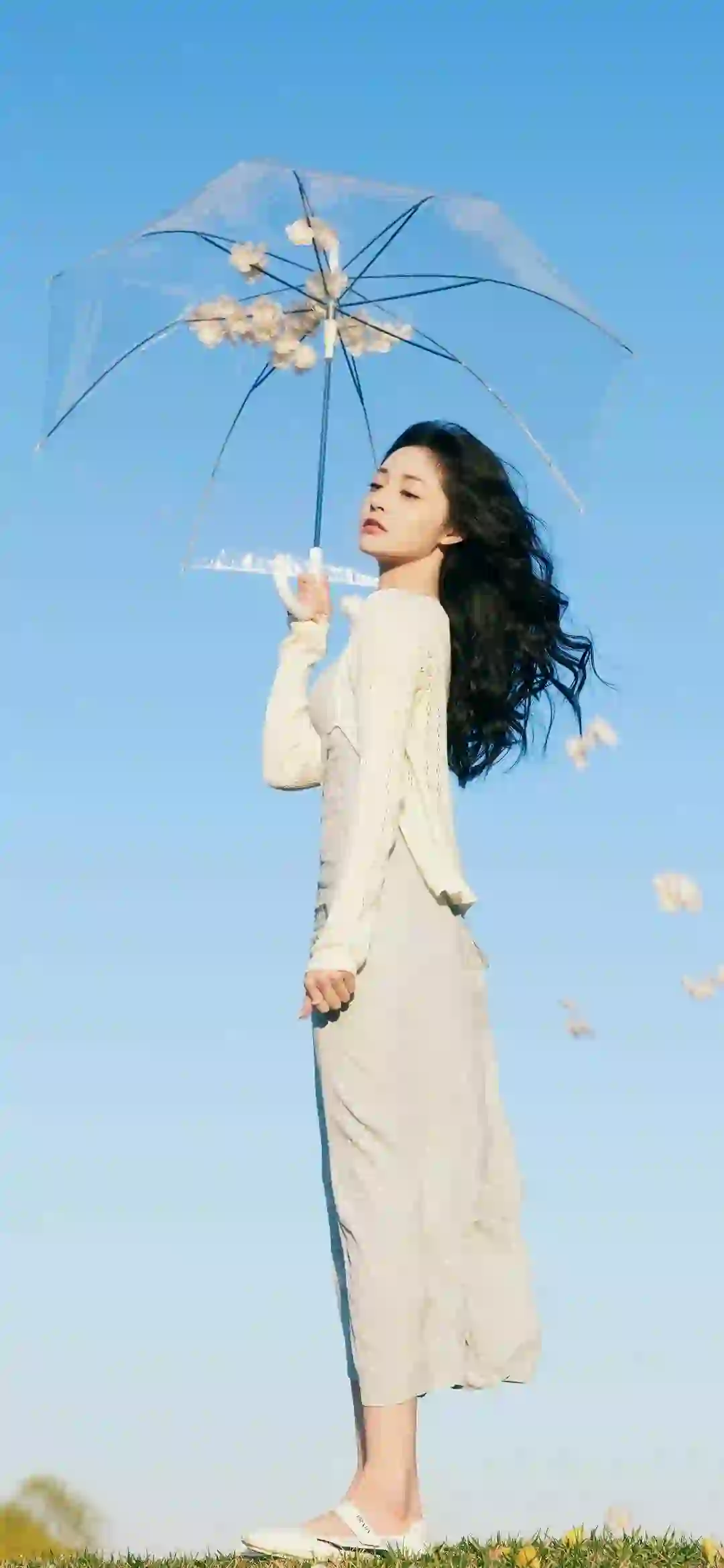 撑着伞的长发美女 户外写真 清纯 小清新