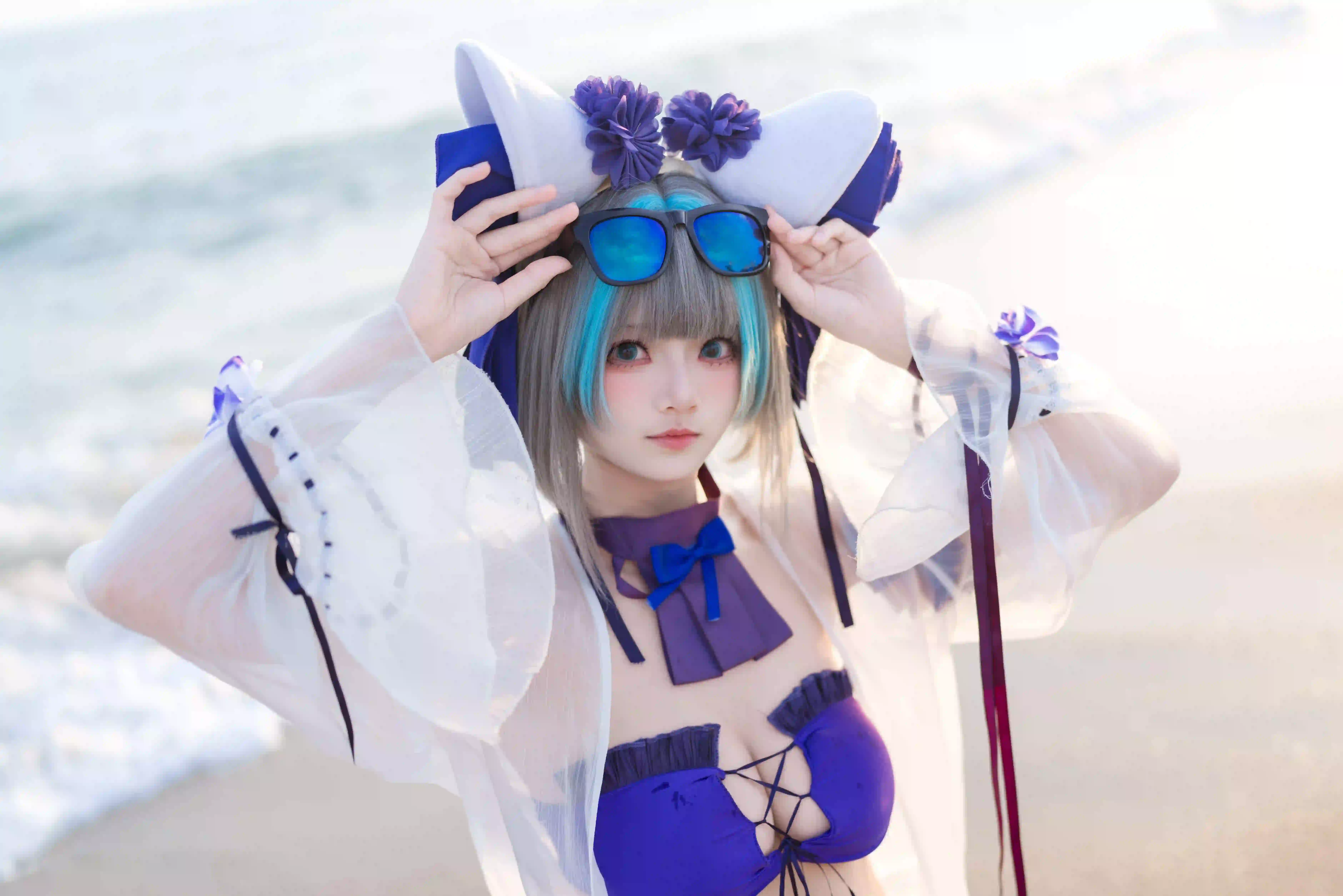 蓝色眼镜 户外 性感美女 白色衣服 海洋 沙滩 可爱