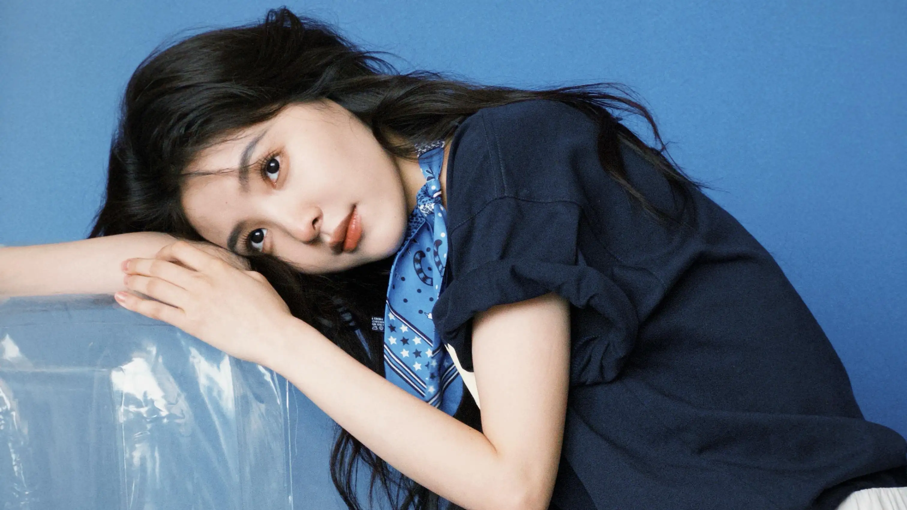章若楠写真 趴着桌子上的长发美女 黑色衣服 明星 4k 桌面壁纸