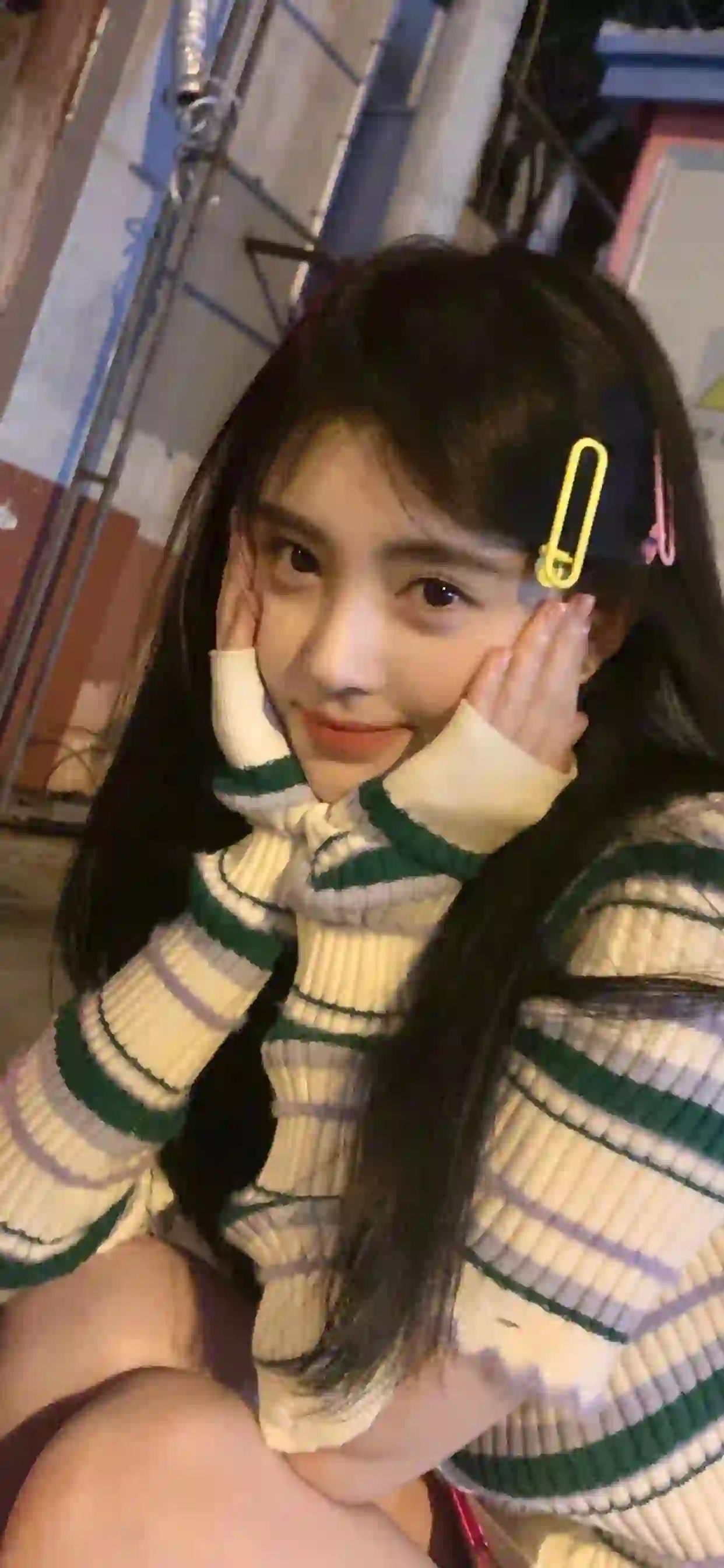 鞠婧祎 长发美女 条纹 毛线衣服 发卡