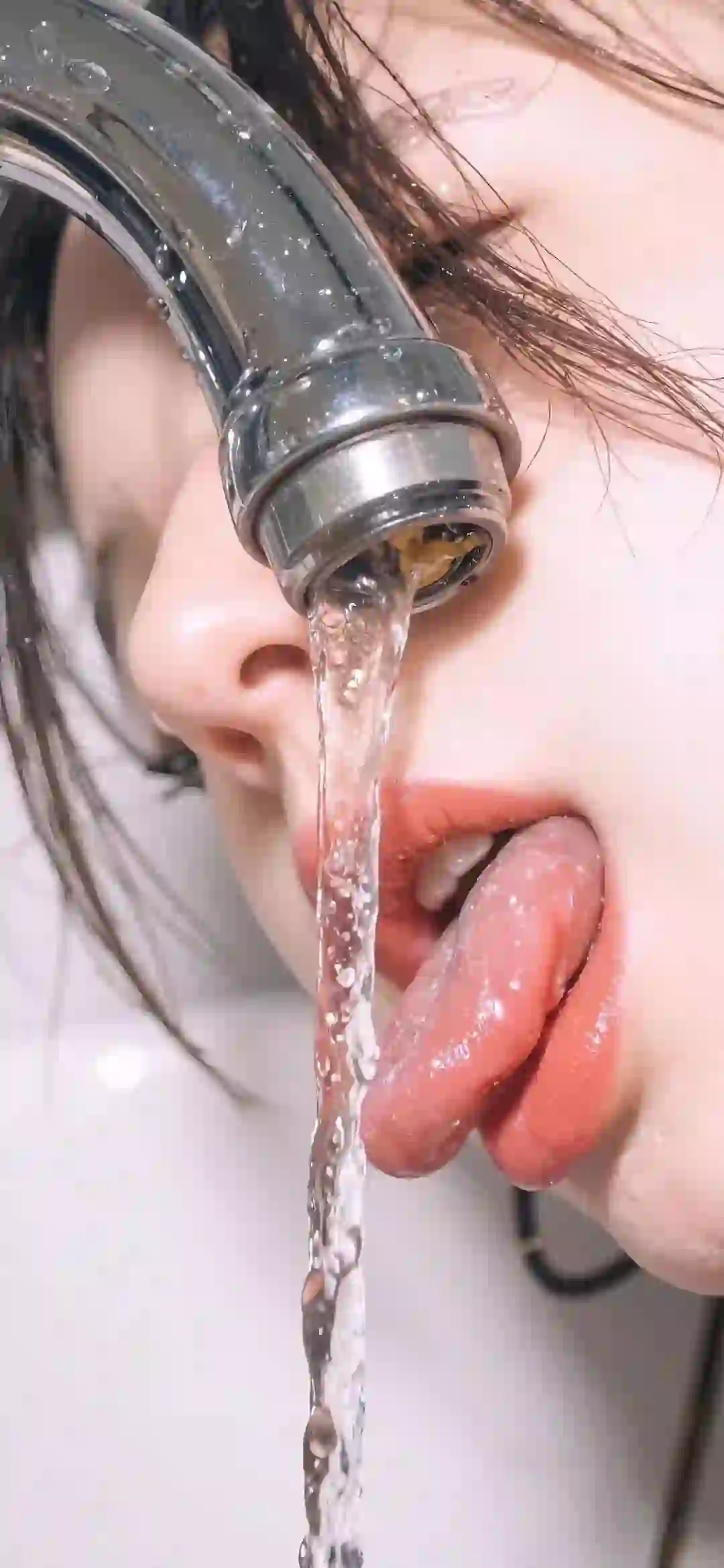 水龙头 喝水 长发美女 