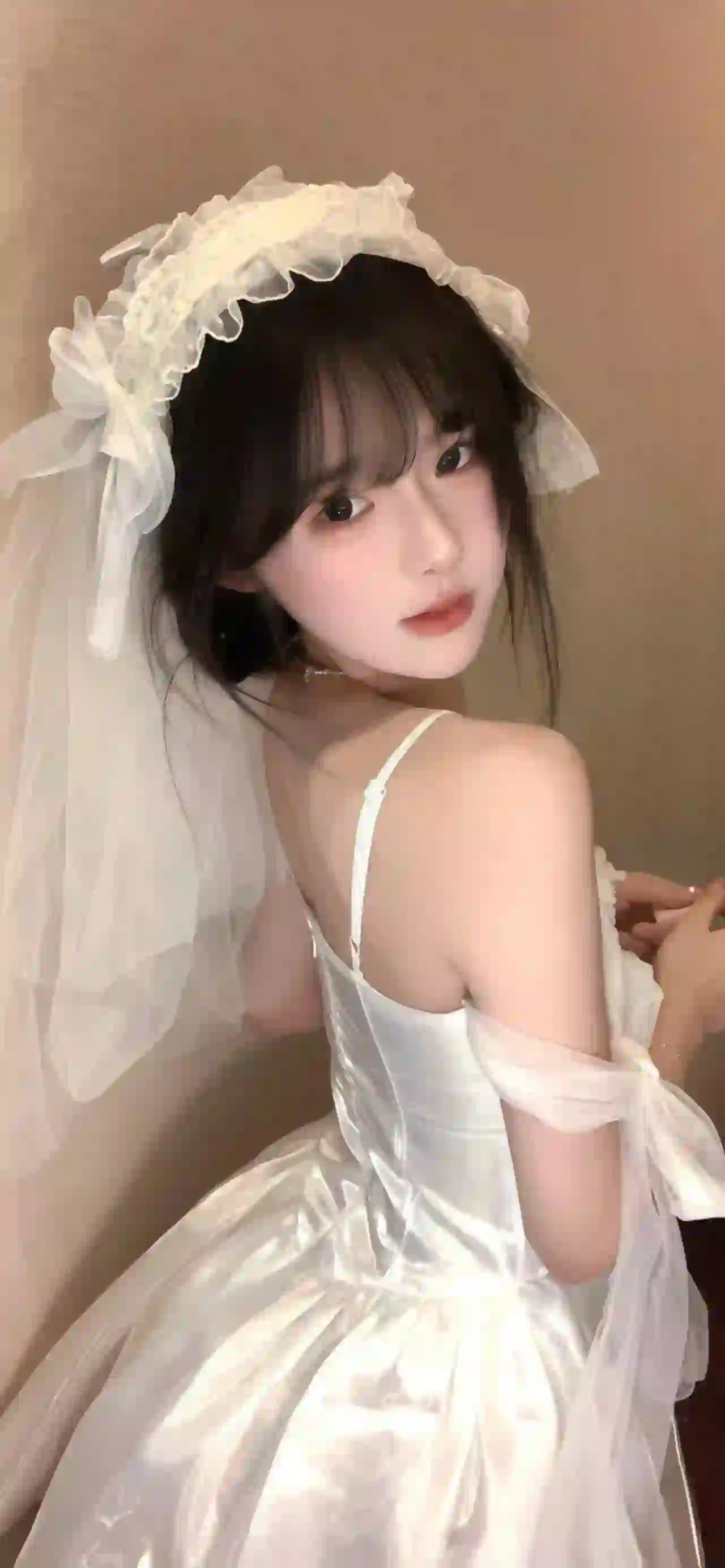 性感美女 白色裙子 吊带美女 居家