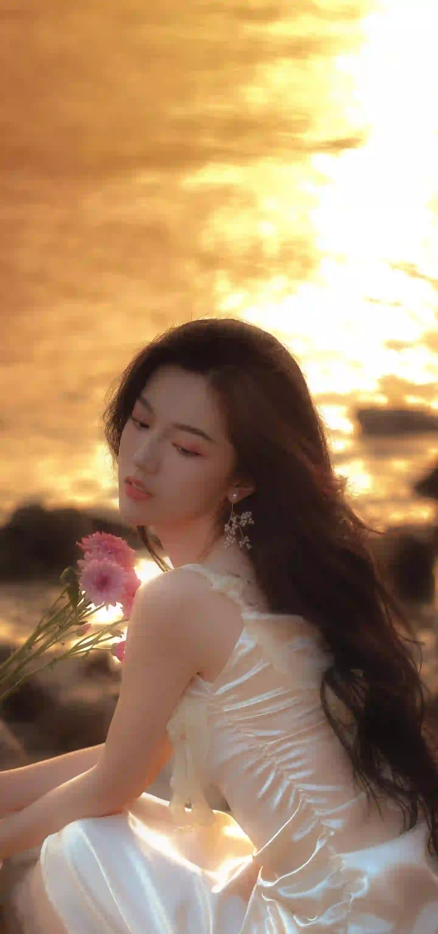 夕阳下的长发白裙美女 吊带美女