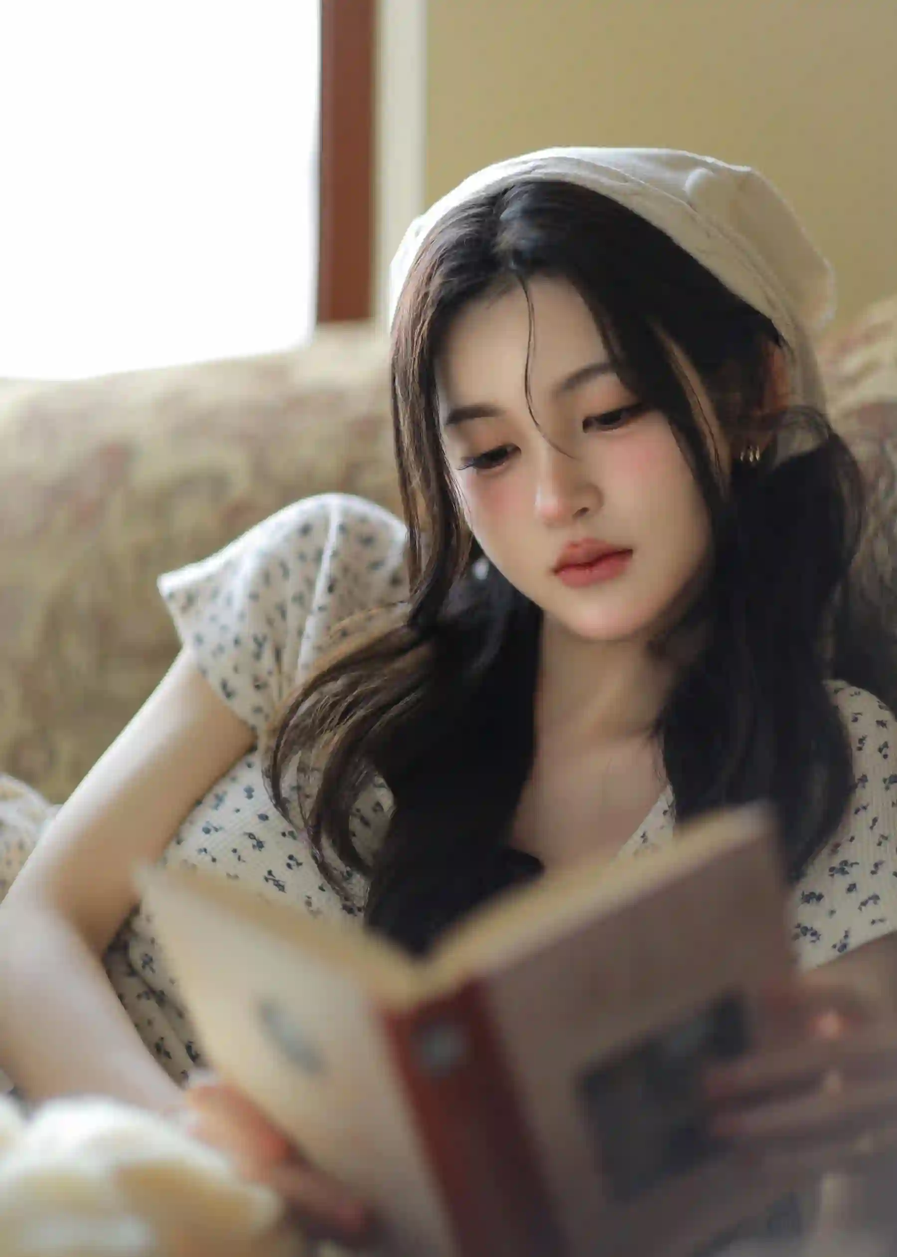 沙发上看书的美女 长发美女 惬意 头戴白色帽子的美女