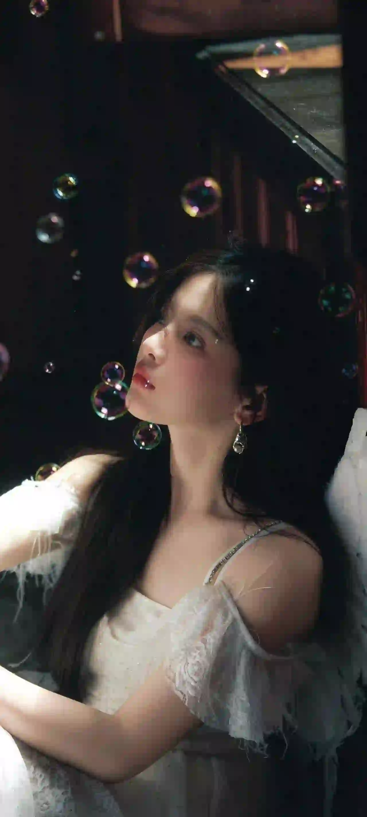 白色吊带裙 长发美女 泡泡