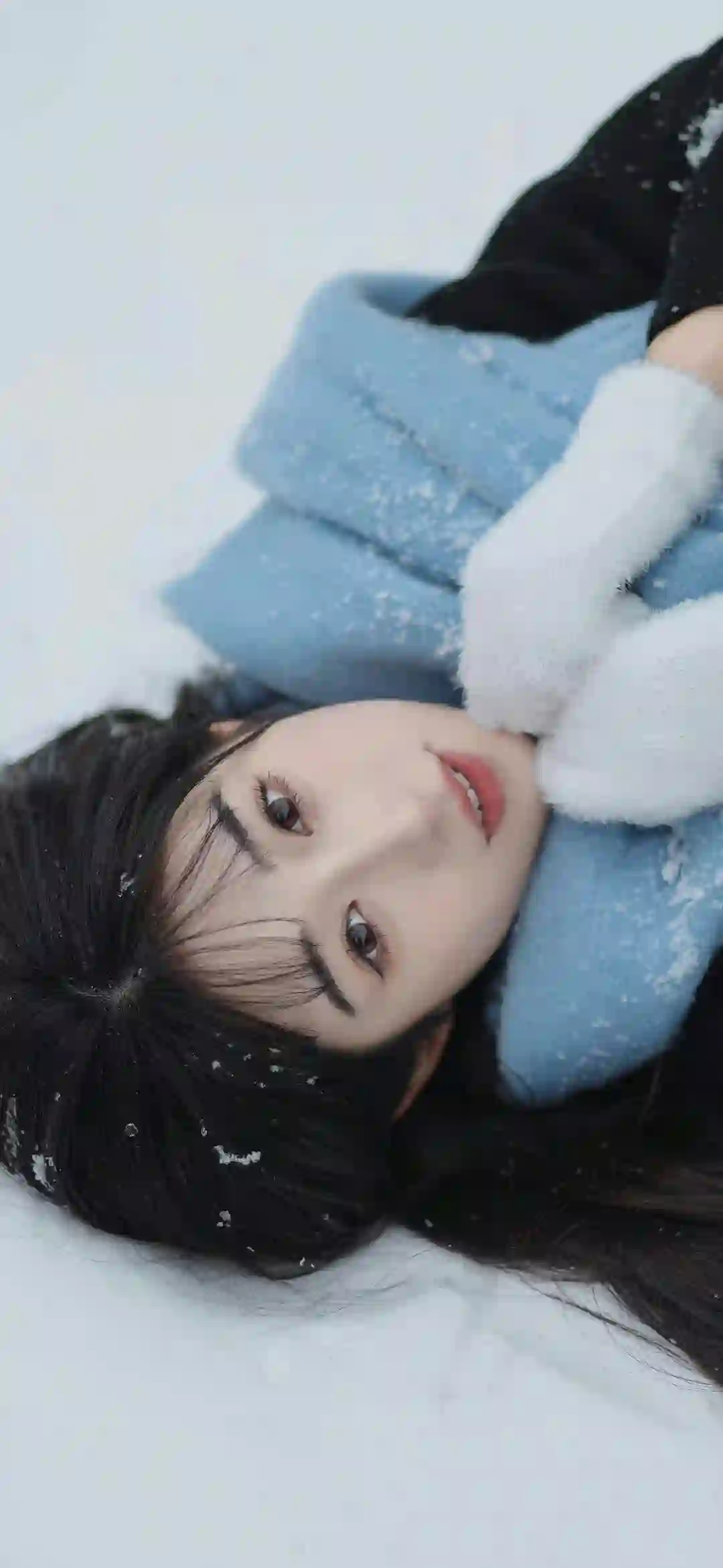 躺在雪地里的长发可爱美女 雪地
